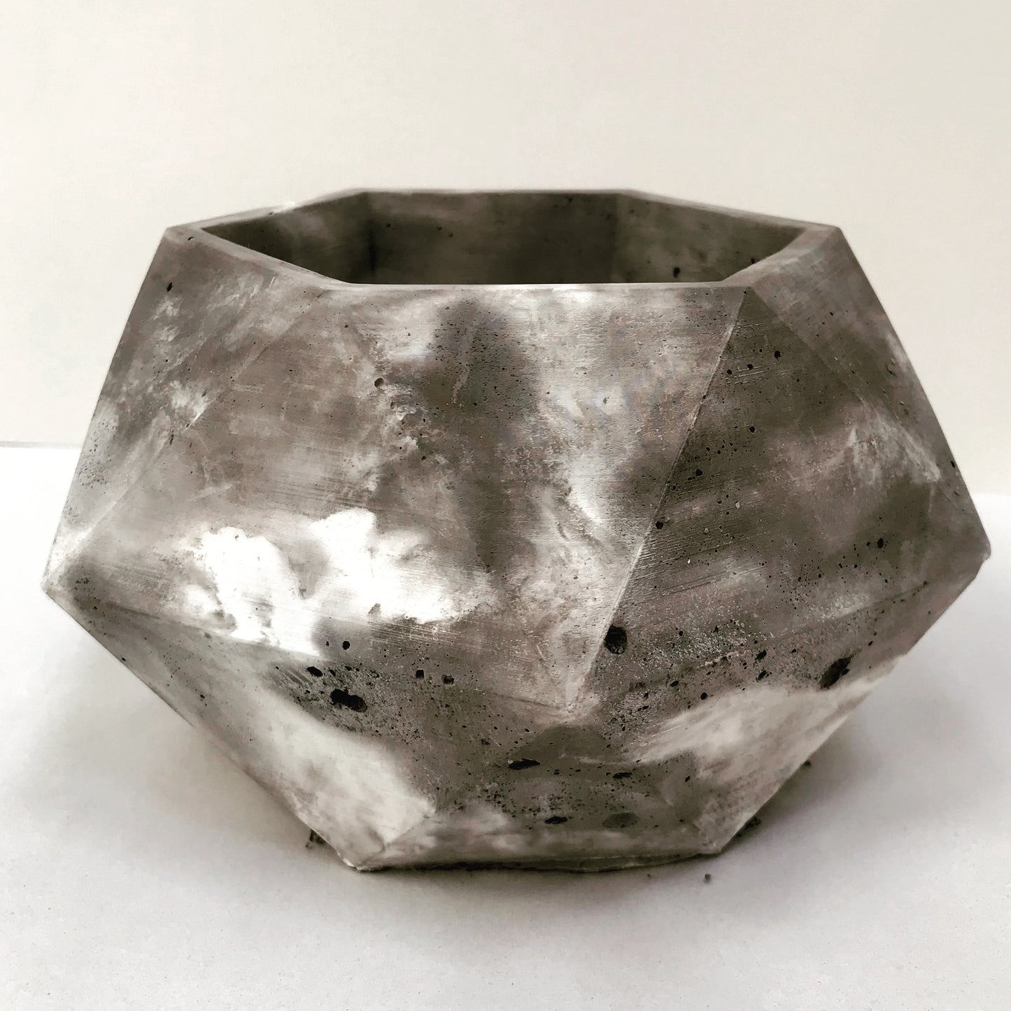 Vaso in cemento serie Giunone nuvolato bianco e grigio
