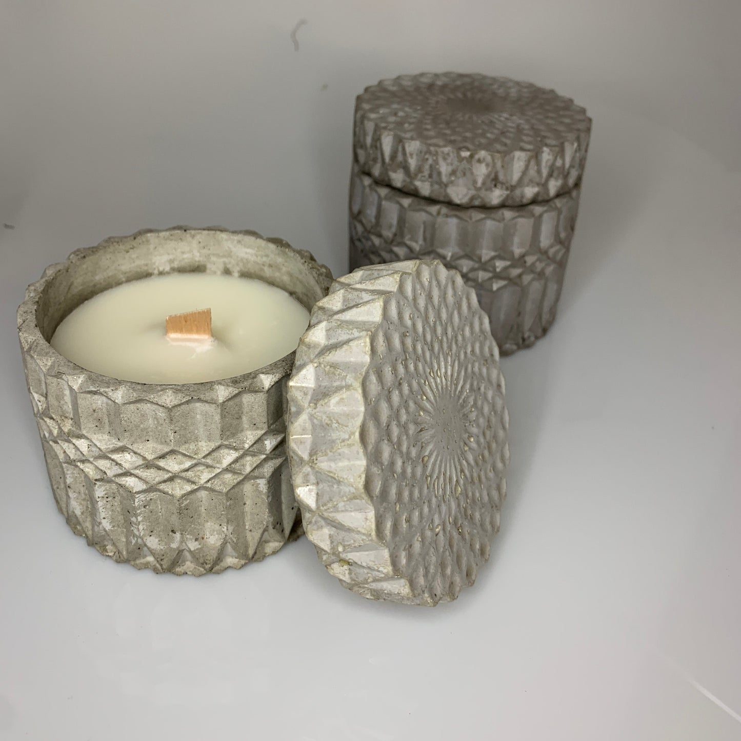 candele Pandora in cemento e cera di soia profumata con oli essenziali naturali colore grigio