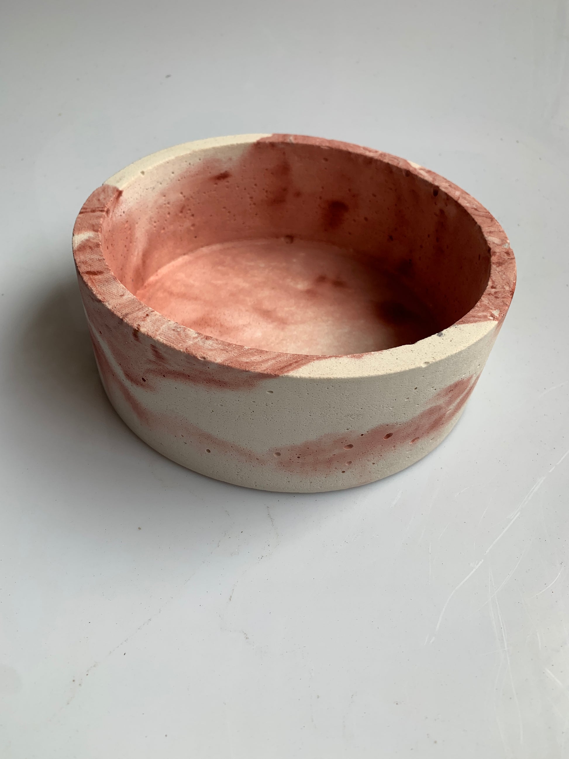 bowl in cemento bianco e rosa marmorizzato