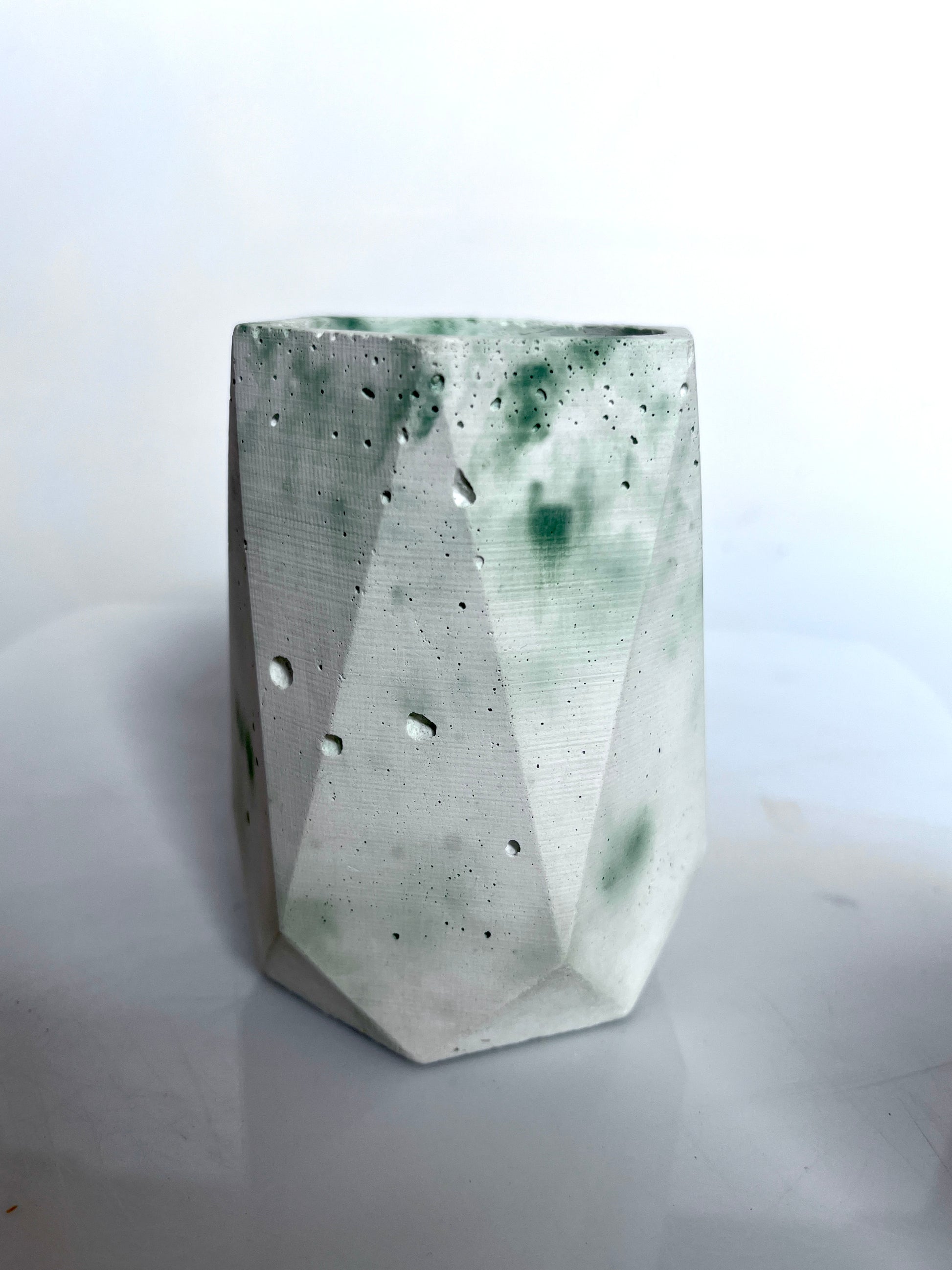 Vaso in cemento serie Olivia marmorizzato verde