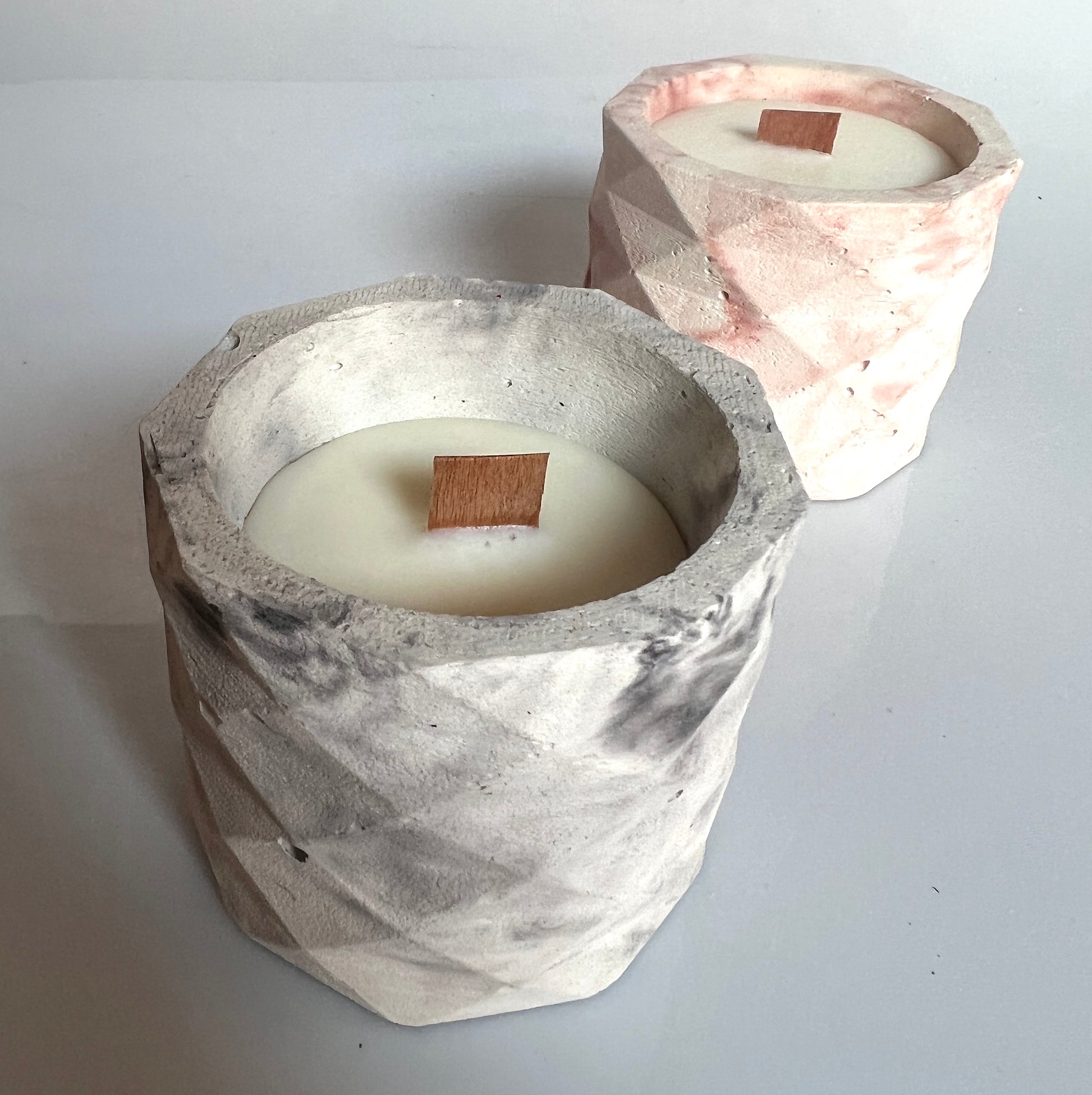 candela Penelope in cemento e cera di soia profumata con oli essenziali naturali colore marmorizzato risa e grigio 