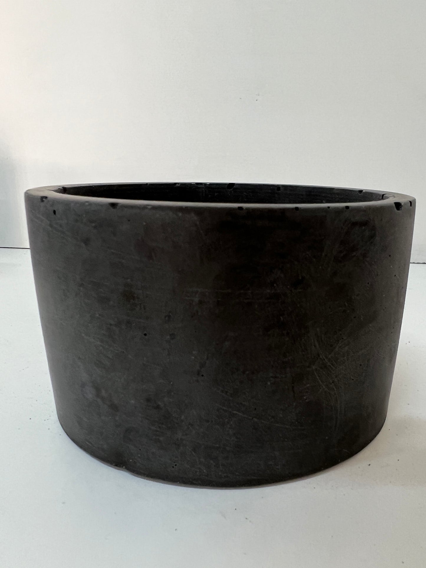 vaso in cemento Giuditta nero