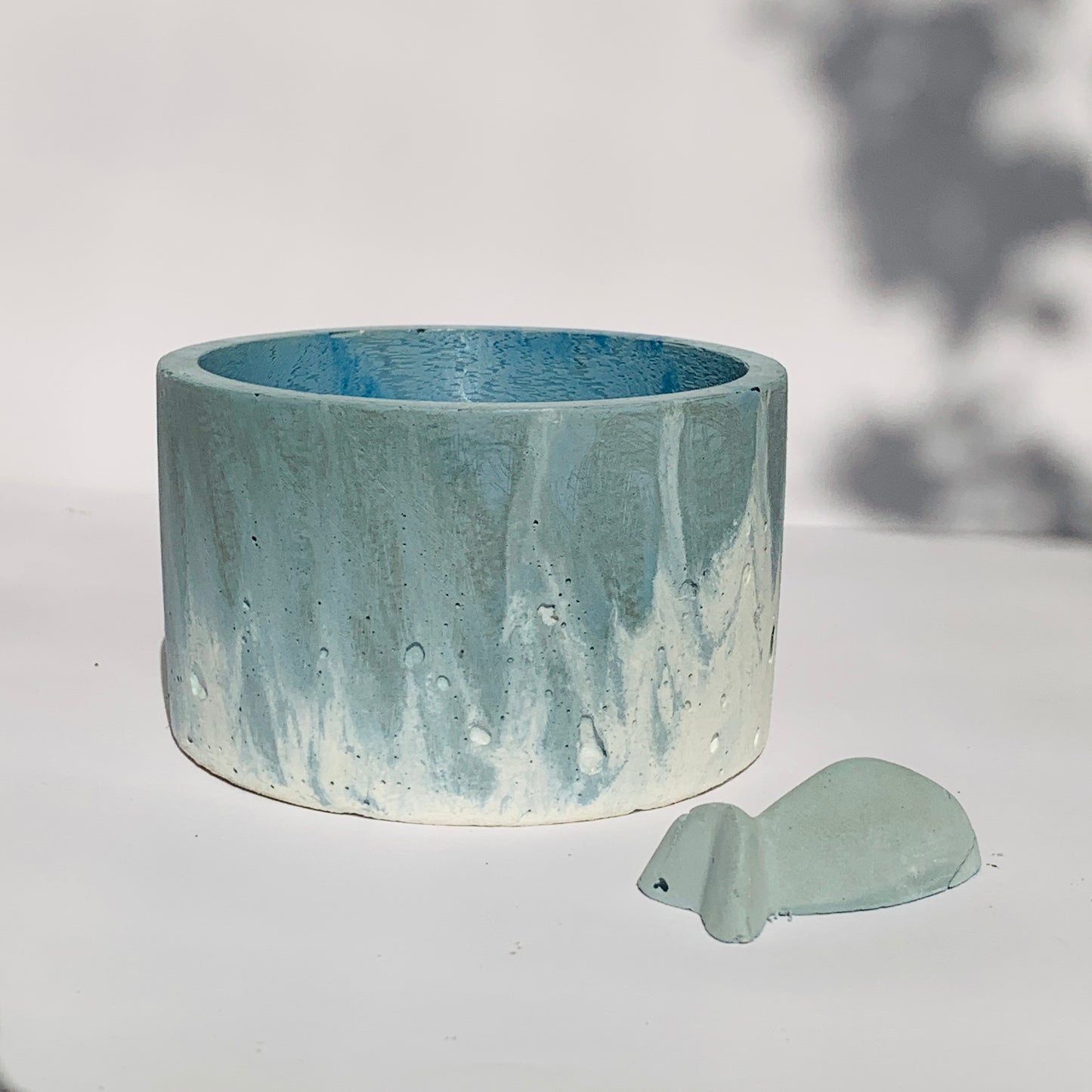 vaso in cemento Giuditta a lingue bianco e azzurro