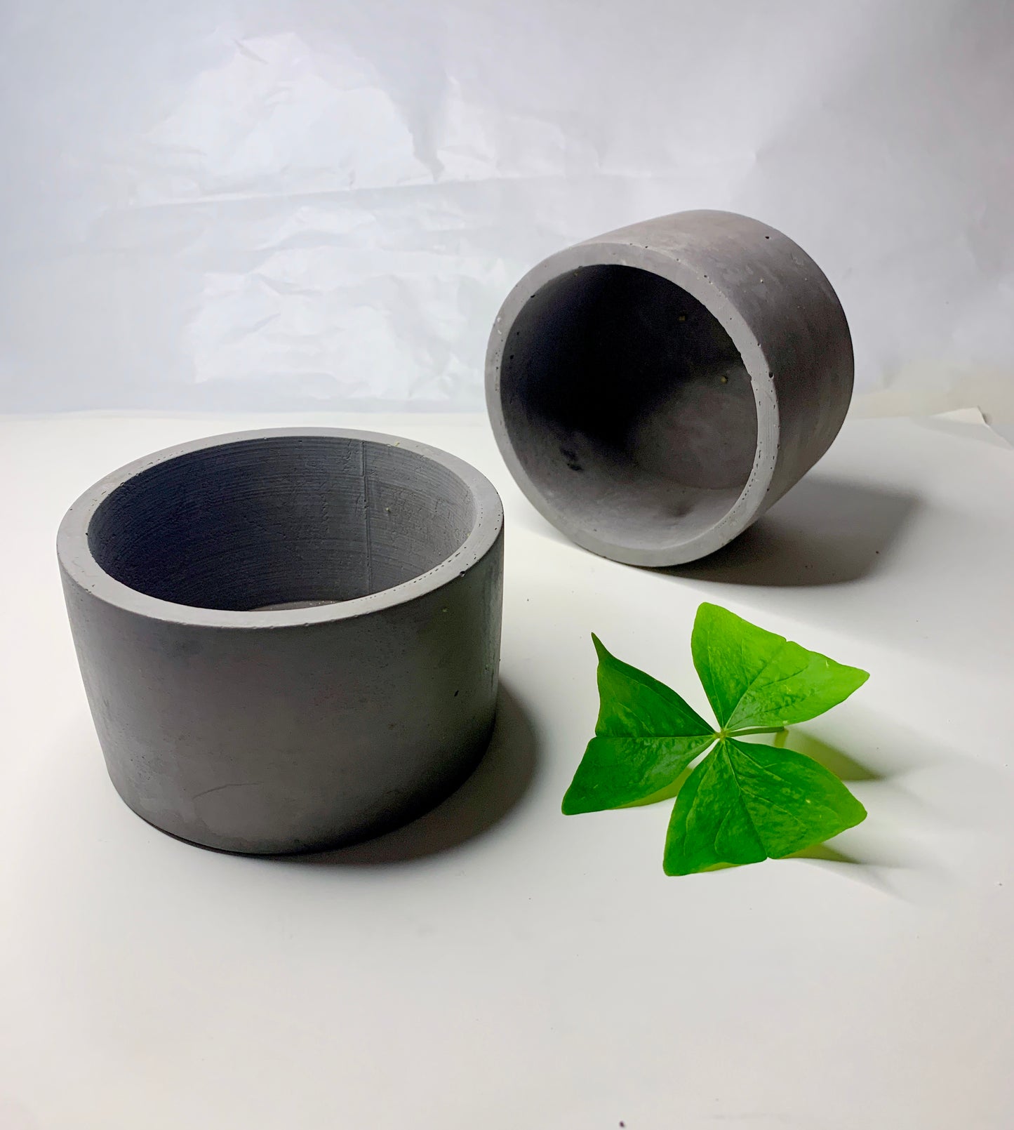 vaso in cemento Giuditta grigio