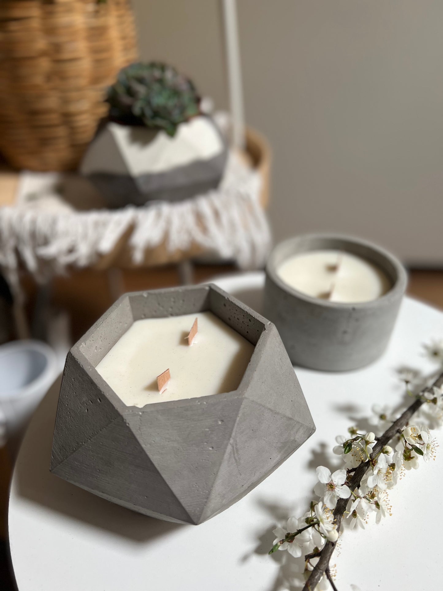 candela in cemento e cera di soia profumata con oli essenziali naturali colore grigio