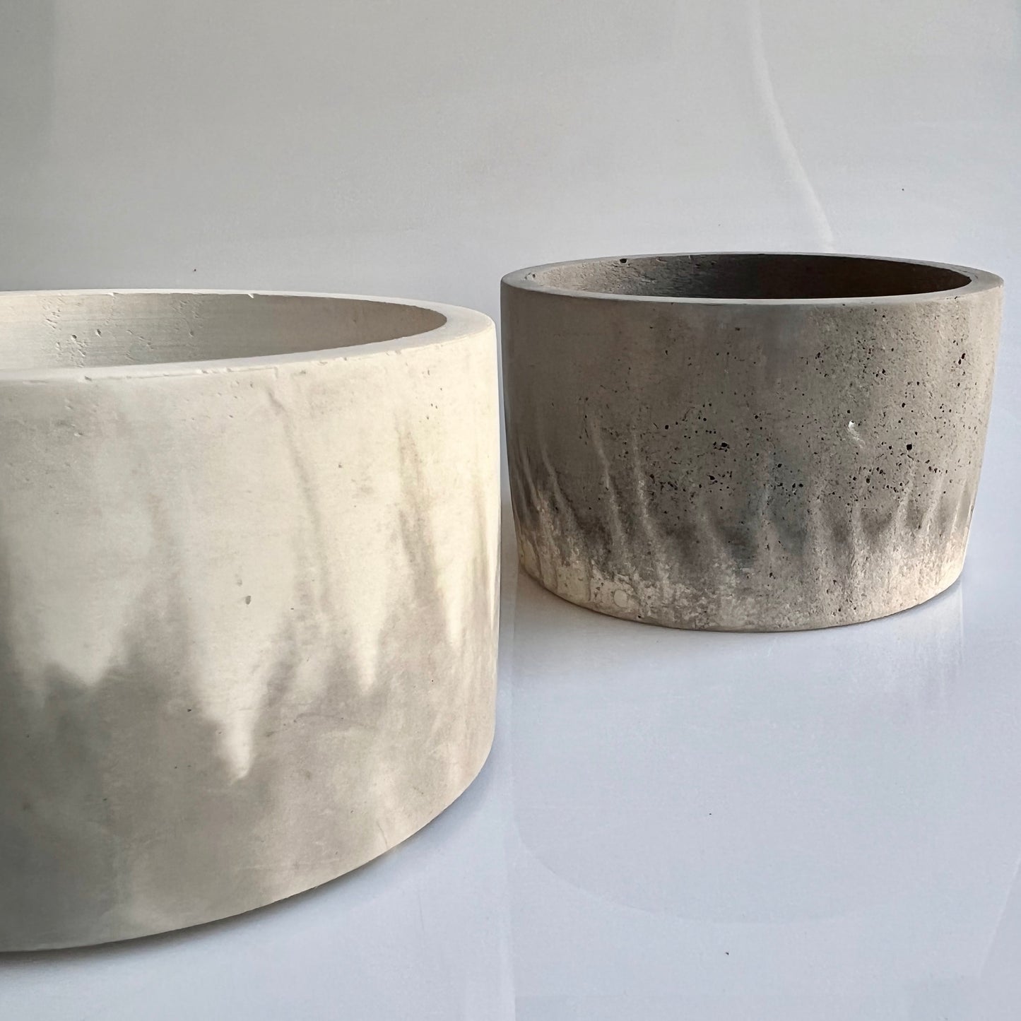 vaso in cemento Giuditta a lingue grigie e bianche