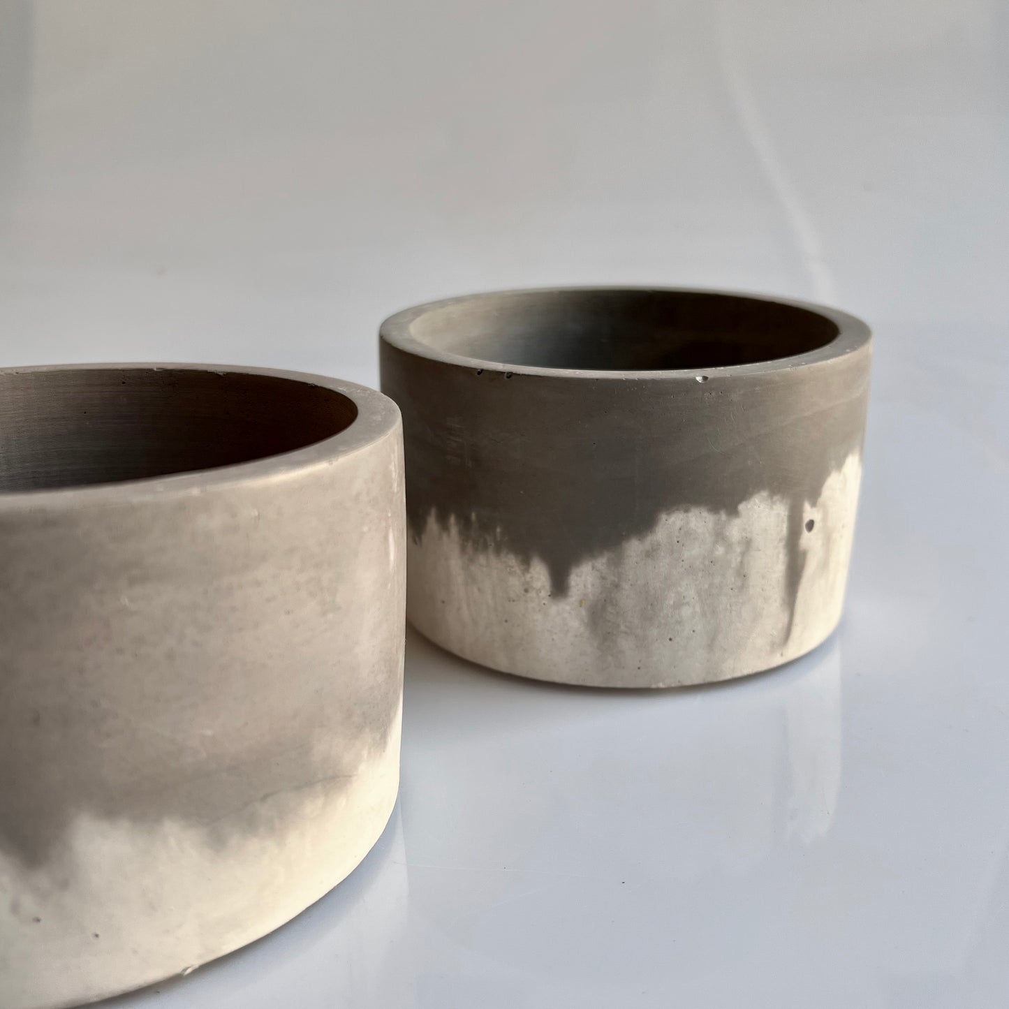 vaso in cemento Giuditta grigio e bianco