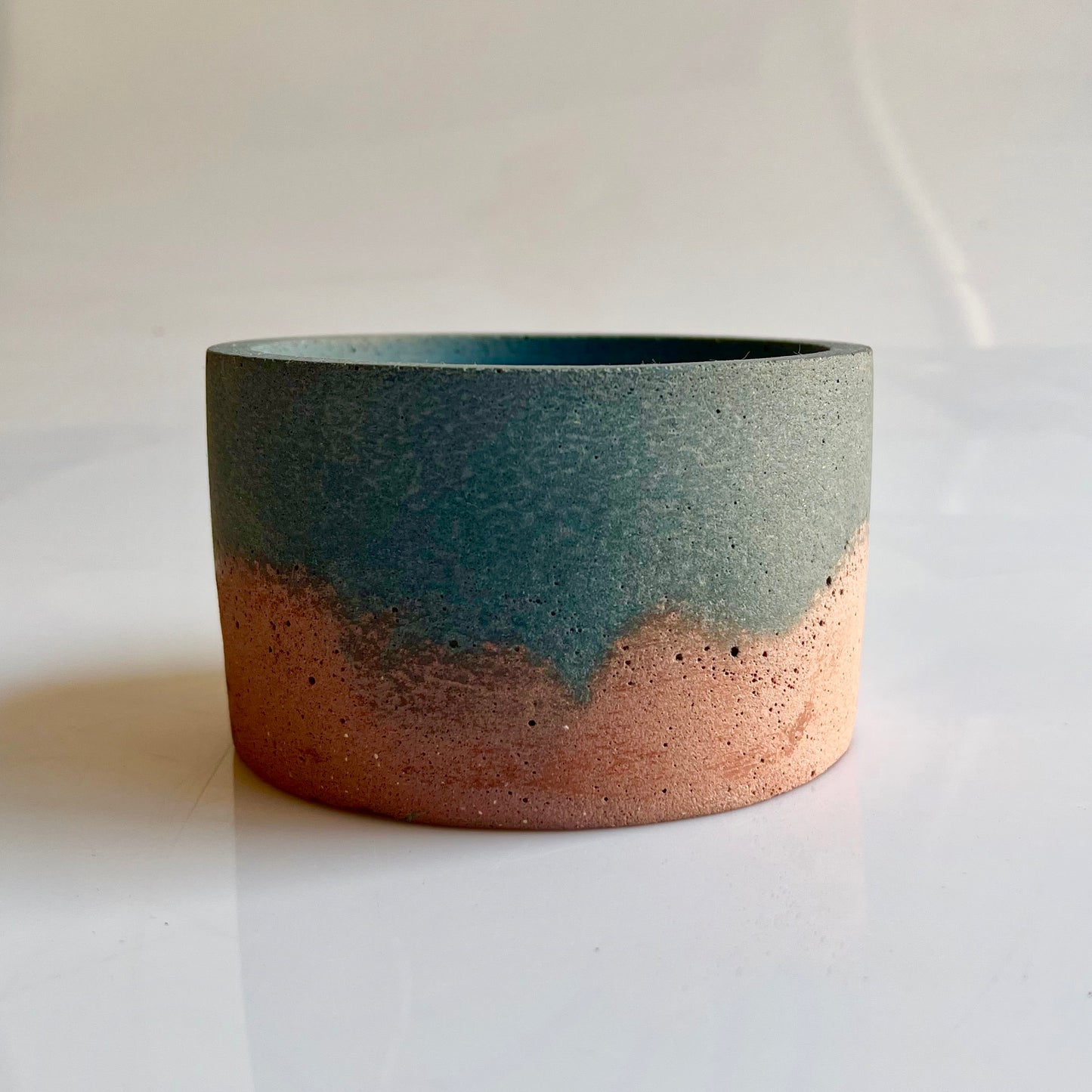 vaso in cemento Giuditta blu e rosso