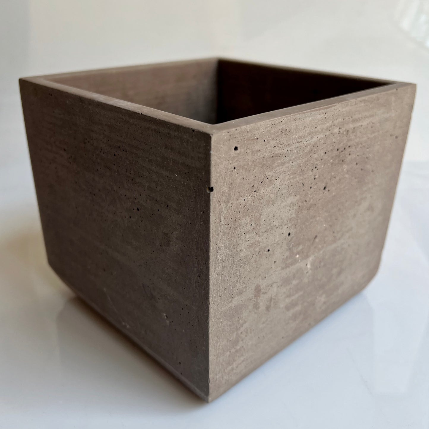 Vaso in cemento serie Guendalina fango