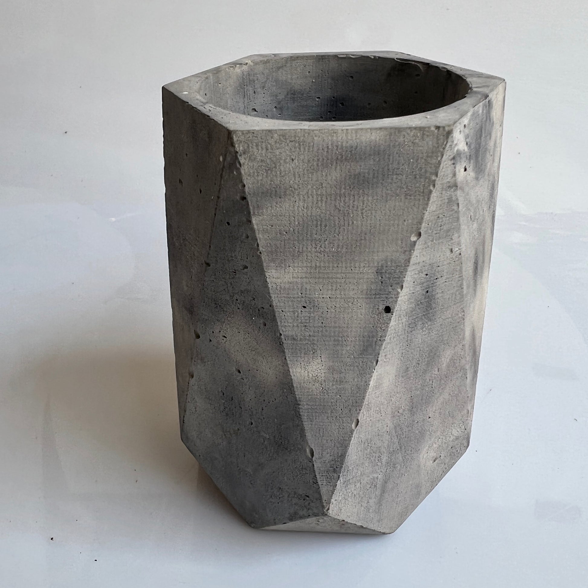 Vaso in cemento serie Olivia marmorizzato grigio