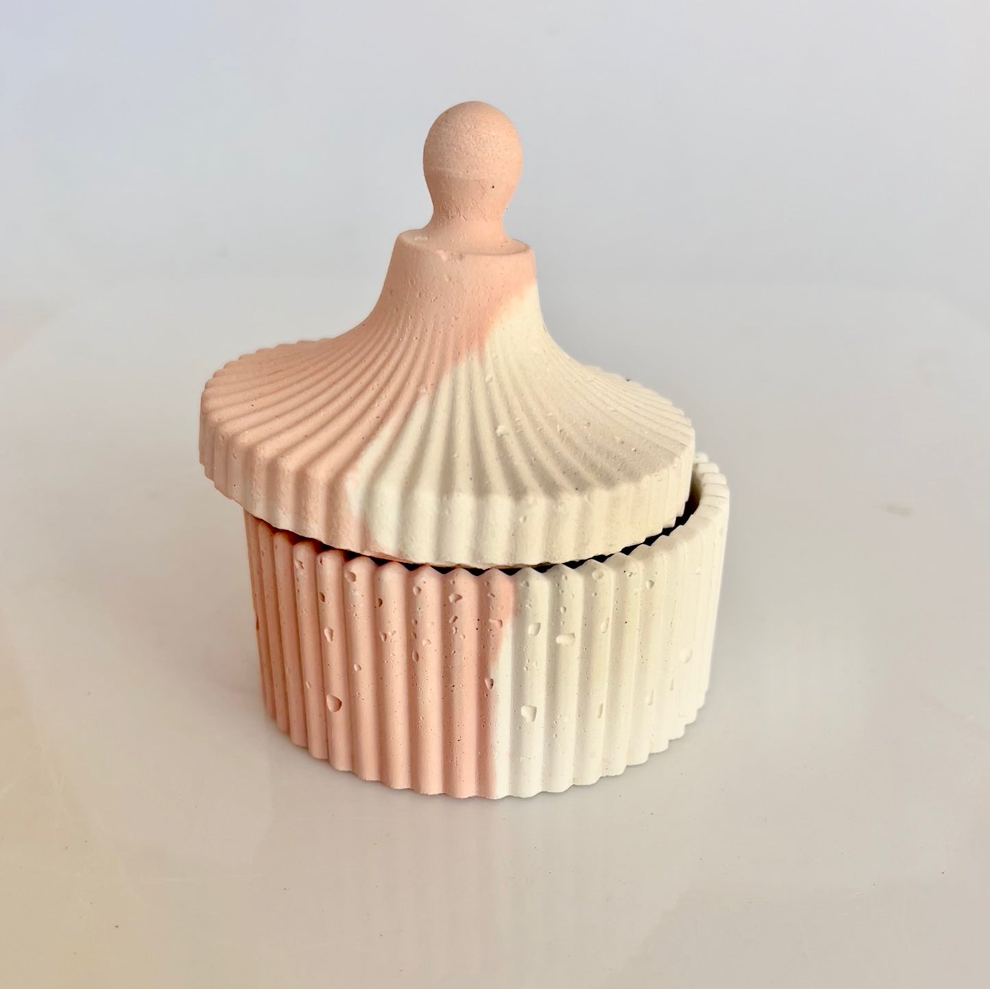 Portagioie Nina in cemento bianco e rosa
