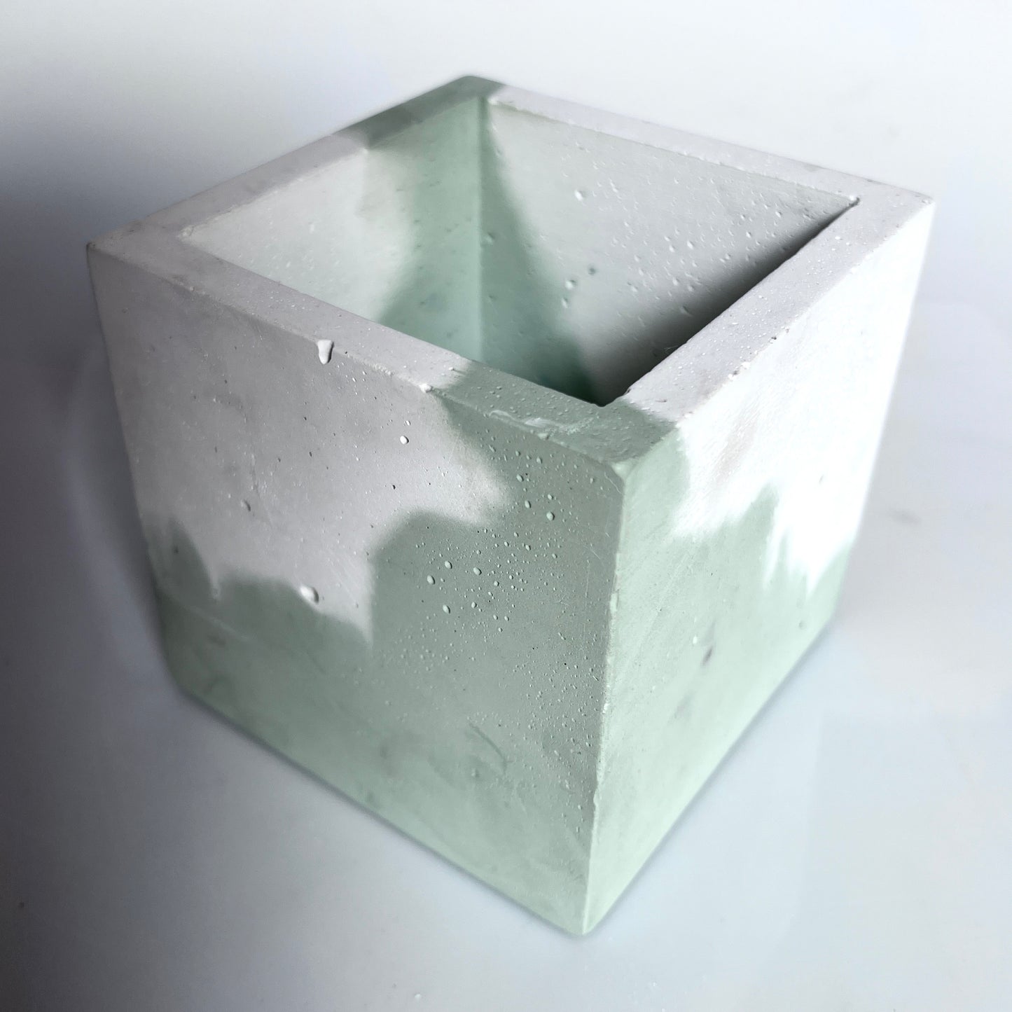 Vaso in cemento serie Carlotta bianco e verde