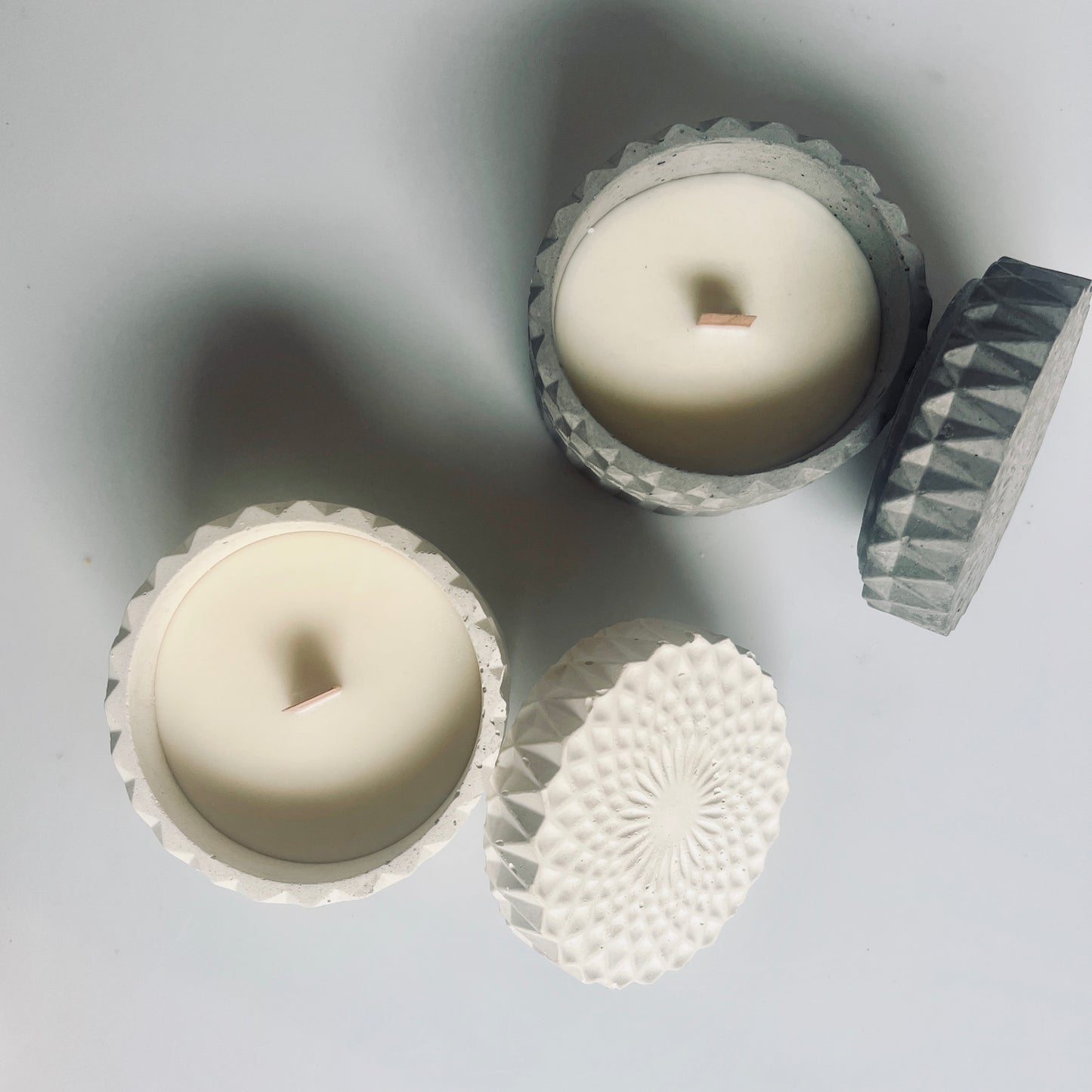candele Pandora in cemento e cera di soia profumata con oli essenziali naturali colore grigio e bianco