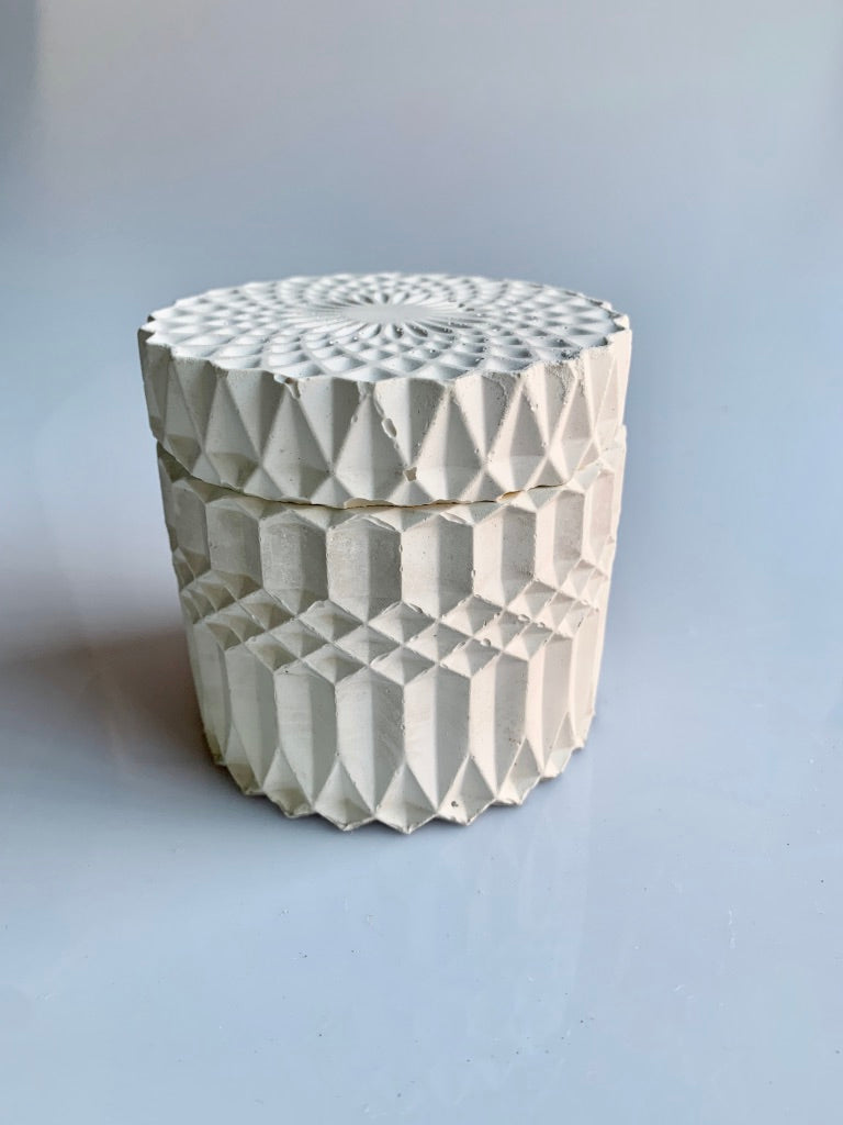Pandora contenitore con coperchio in cemento bianco