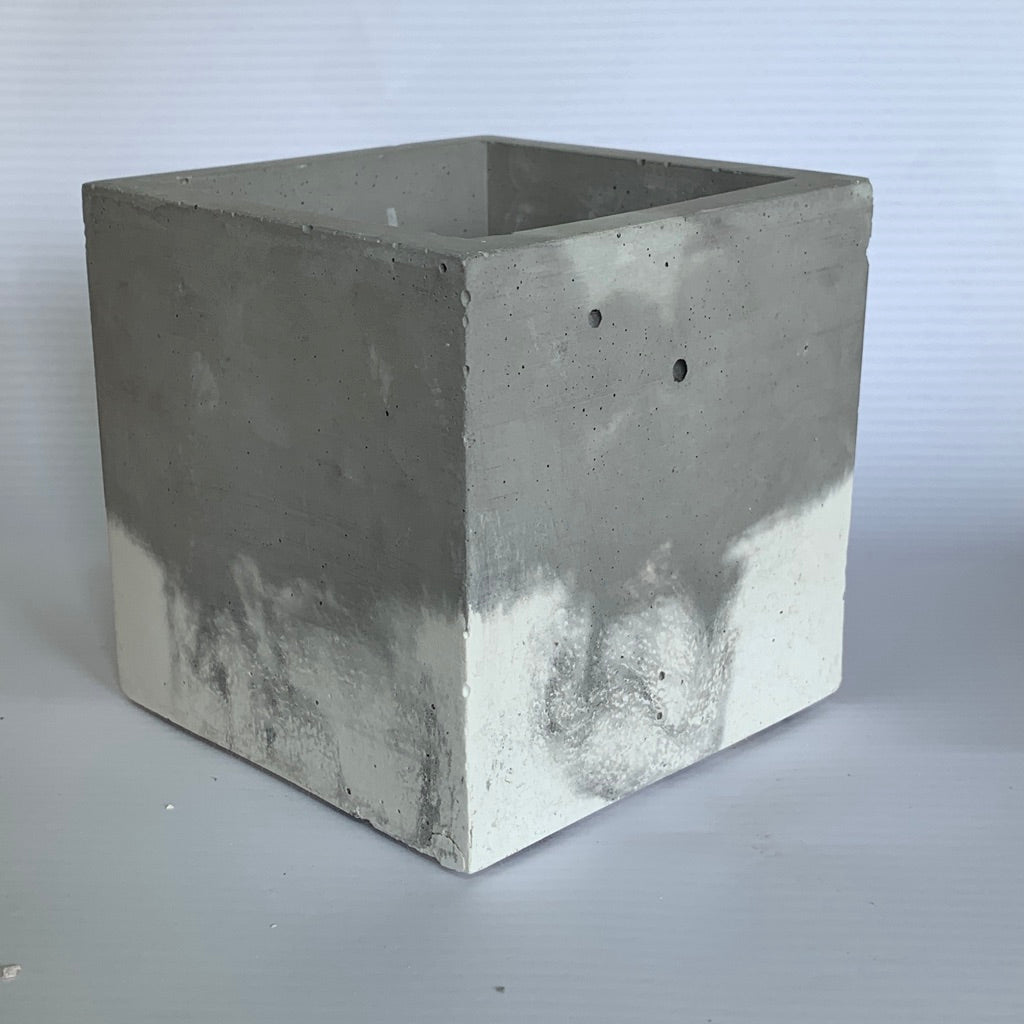 Vaso in cemento serie Carlotta bianco e grigio