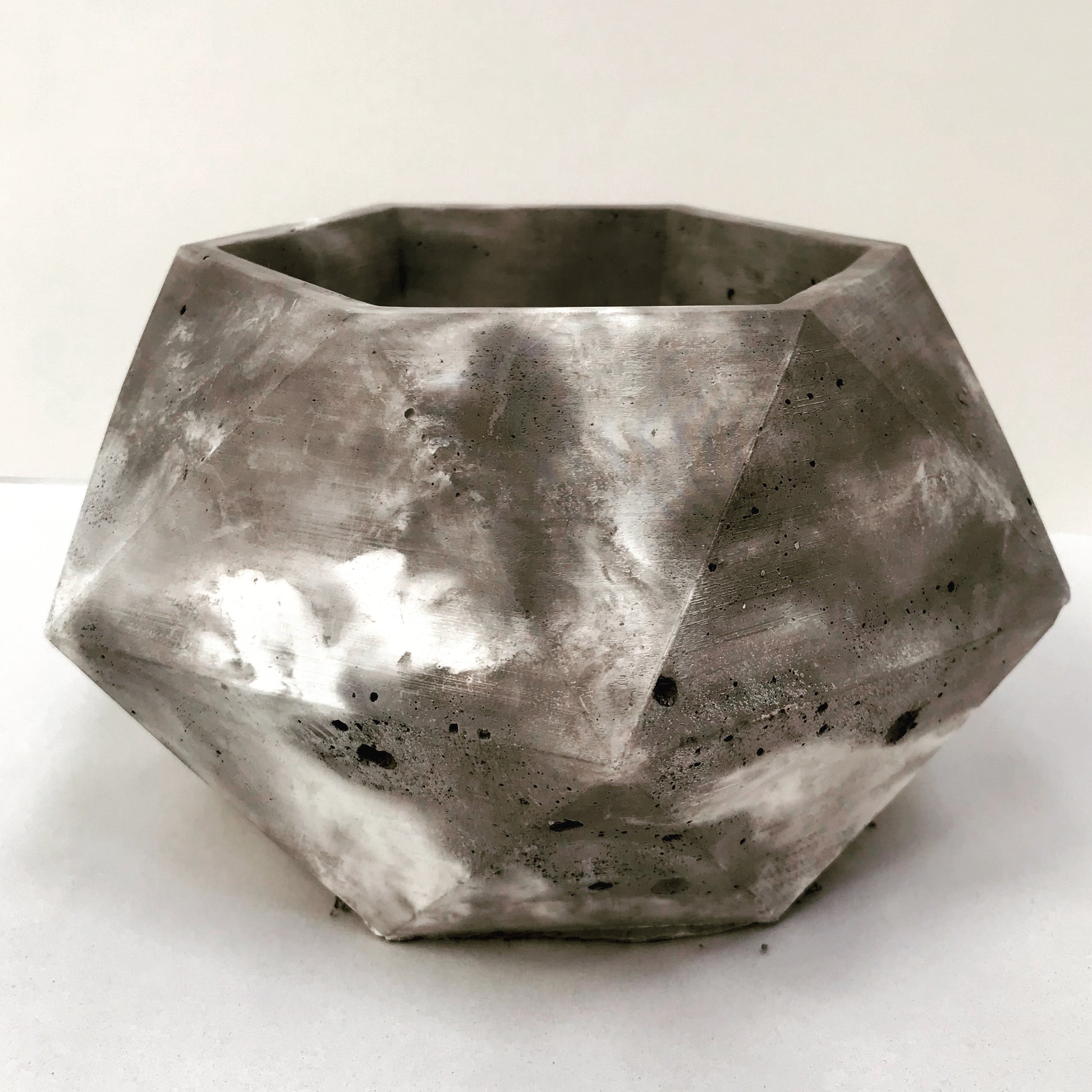 Vaso in cemento serie Giunone nuvolato bianco e grigio