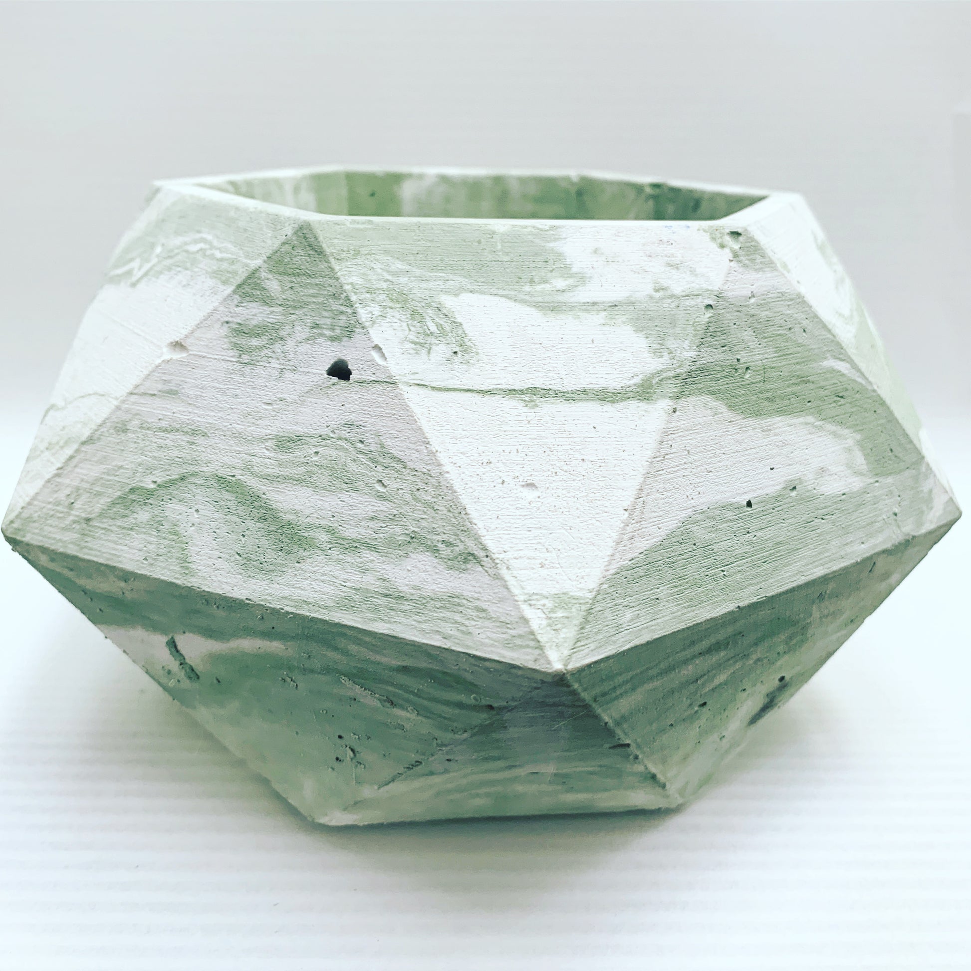 Vaso in cemento serie Giunone bianco e verde
