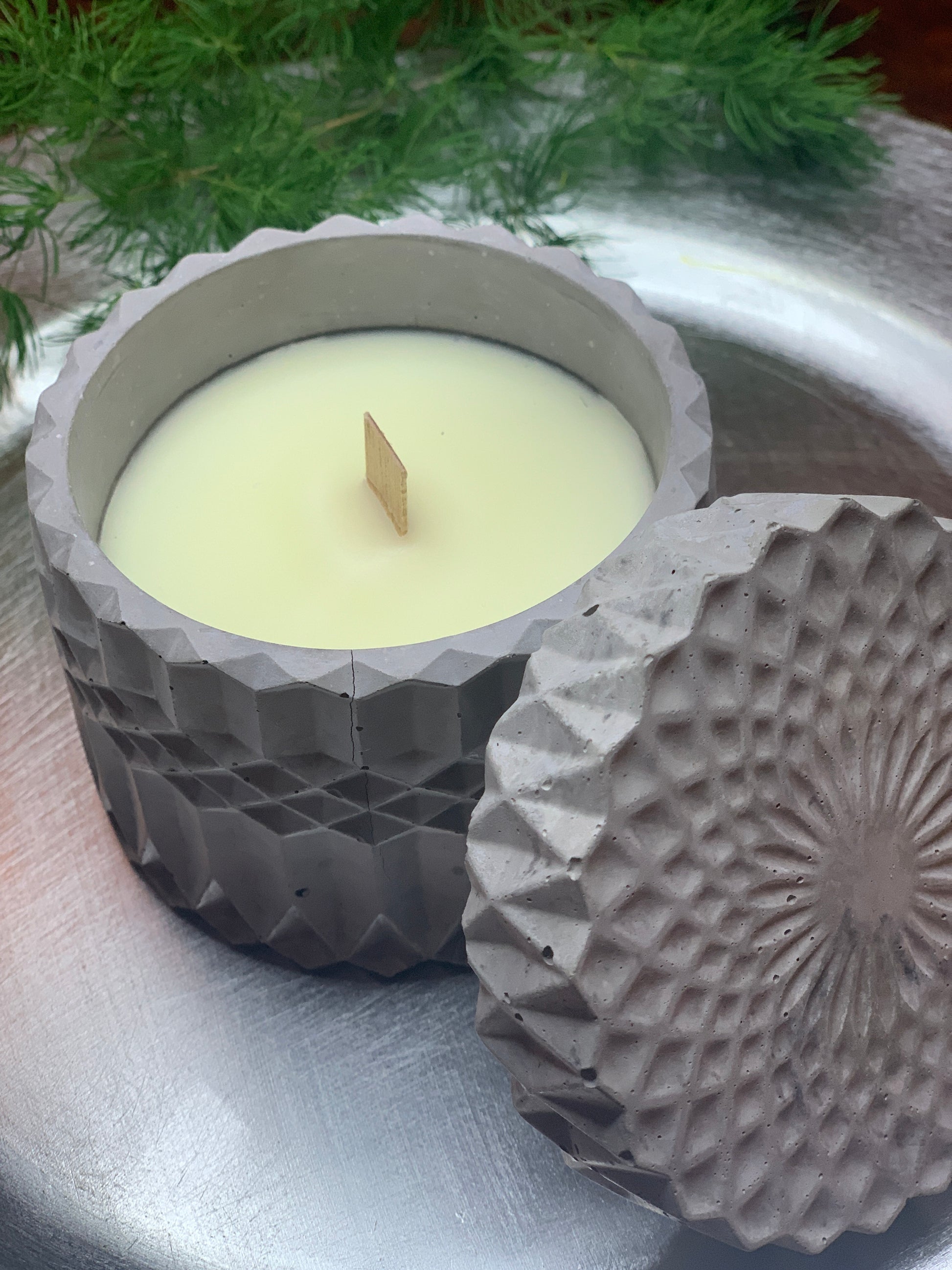 candela Pandora in cemento e cera di soia profumata con oli essenziali naturali colore grigio