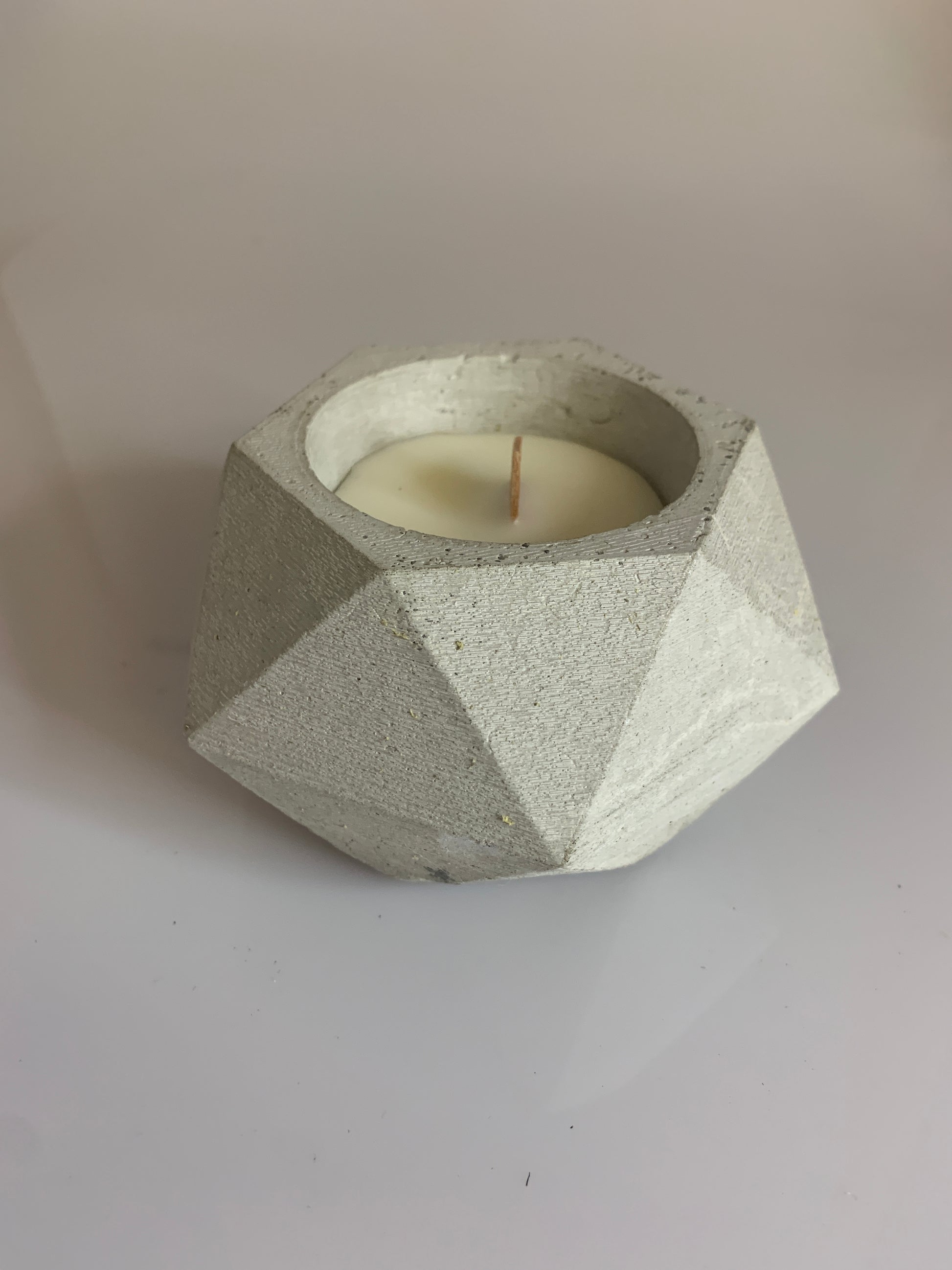candela in cemento e cera di soia profumata con oli essenziali naturali colore grigio cemento