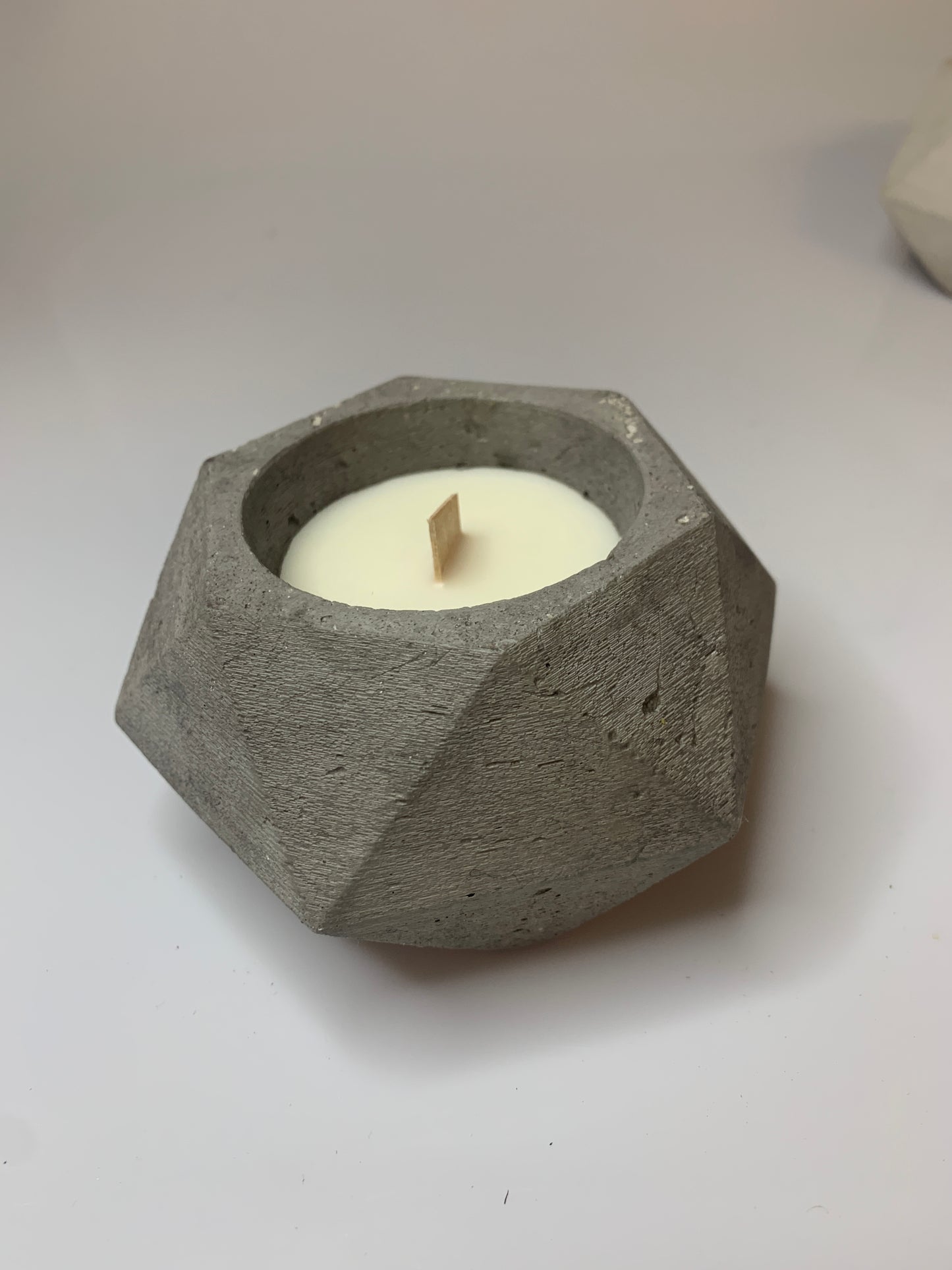 candela in cemento e cera di soia profumata con oli essenziali naturali colore grigio scuro