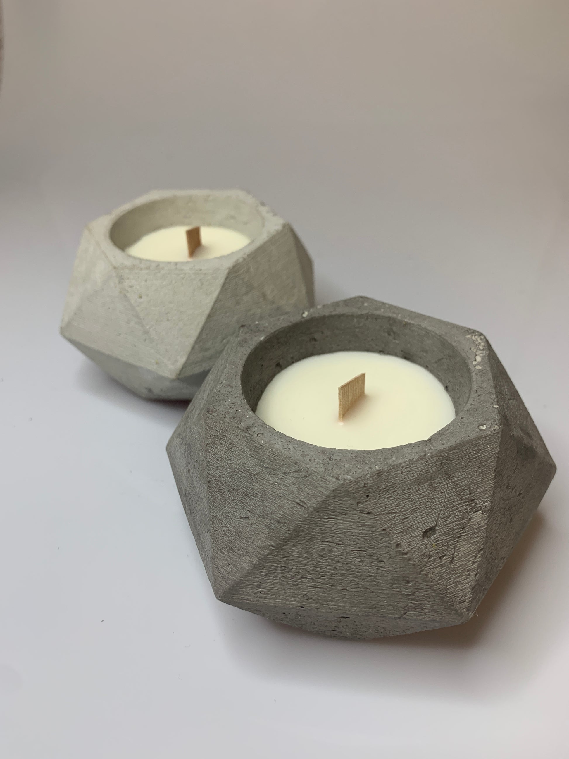 candela in cemento e cera di soia profumata con oli essenziali naturali colori grigio e grigio scuro