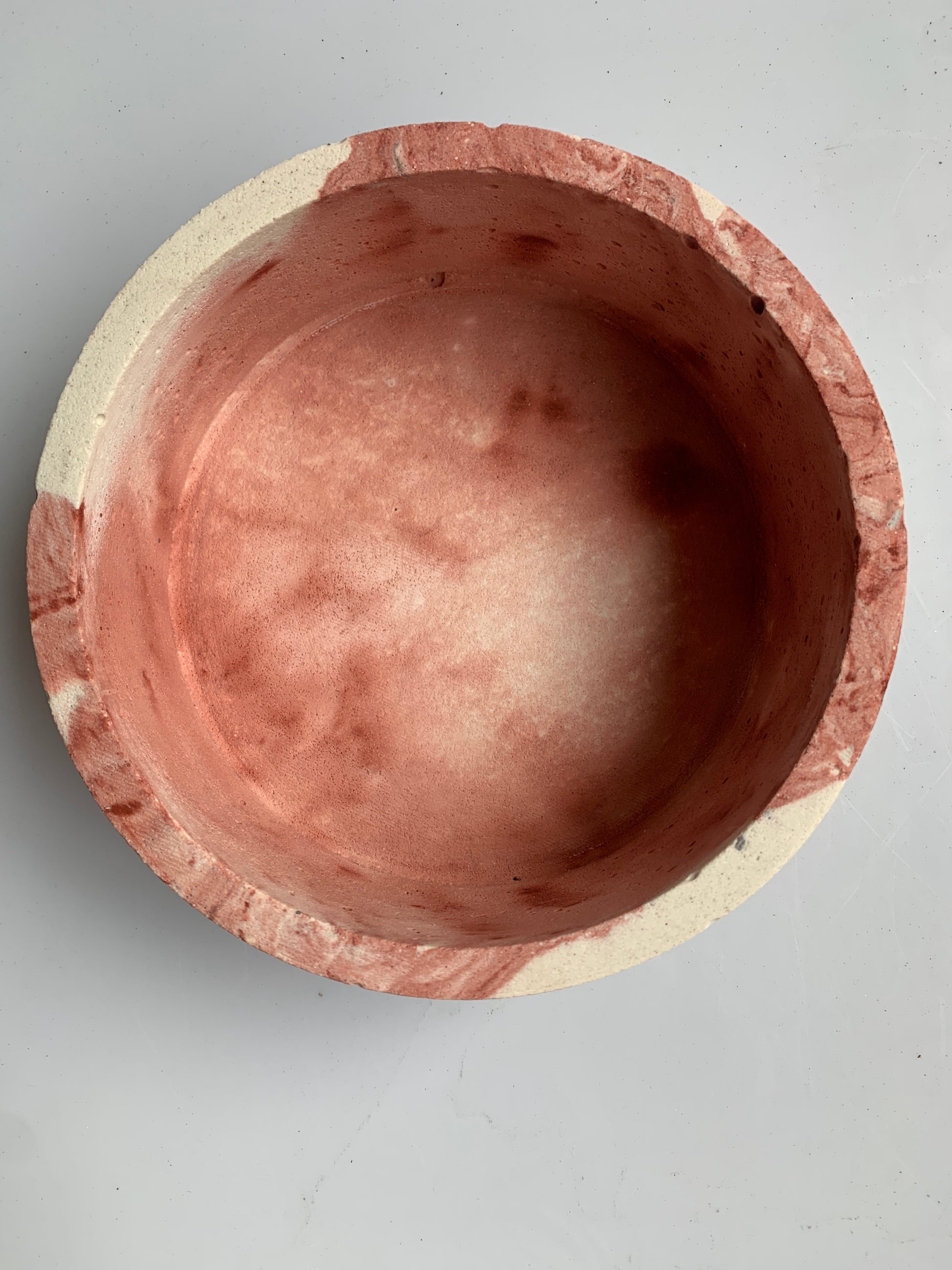 bowl in cemento bianco e rosa marmorizzato