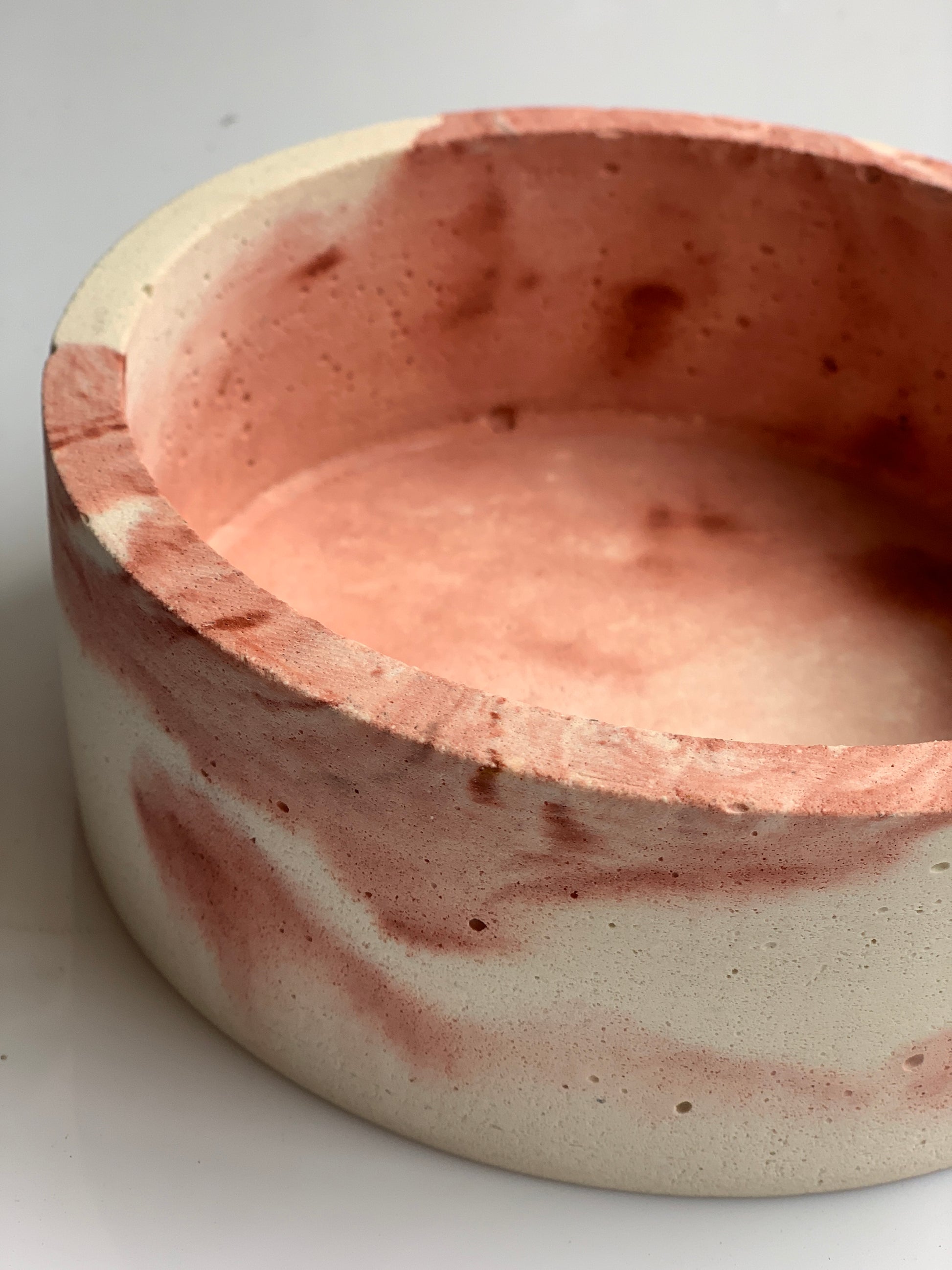 bowl in cemento bianco e rosa marmorizzato