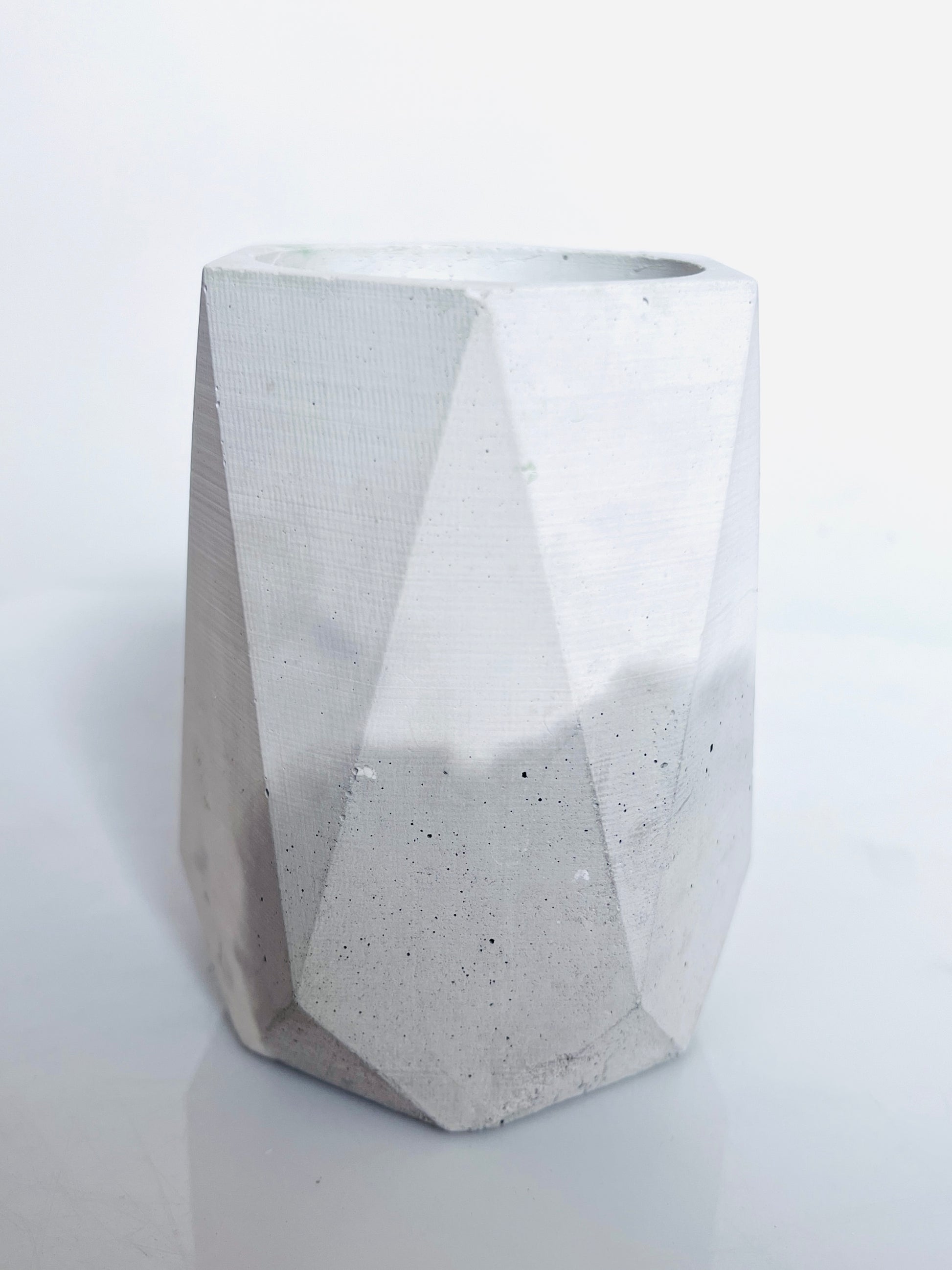 Vaso in cemento serie Olivia bianco e grigio
