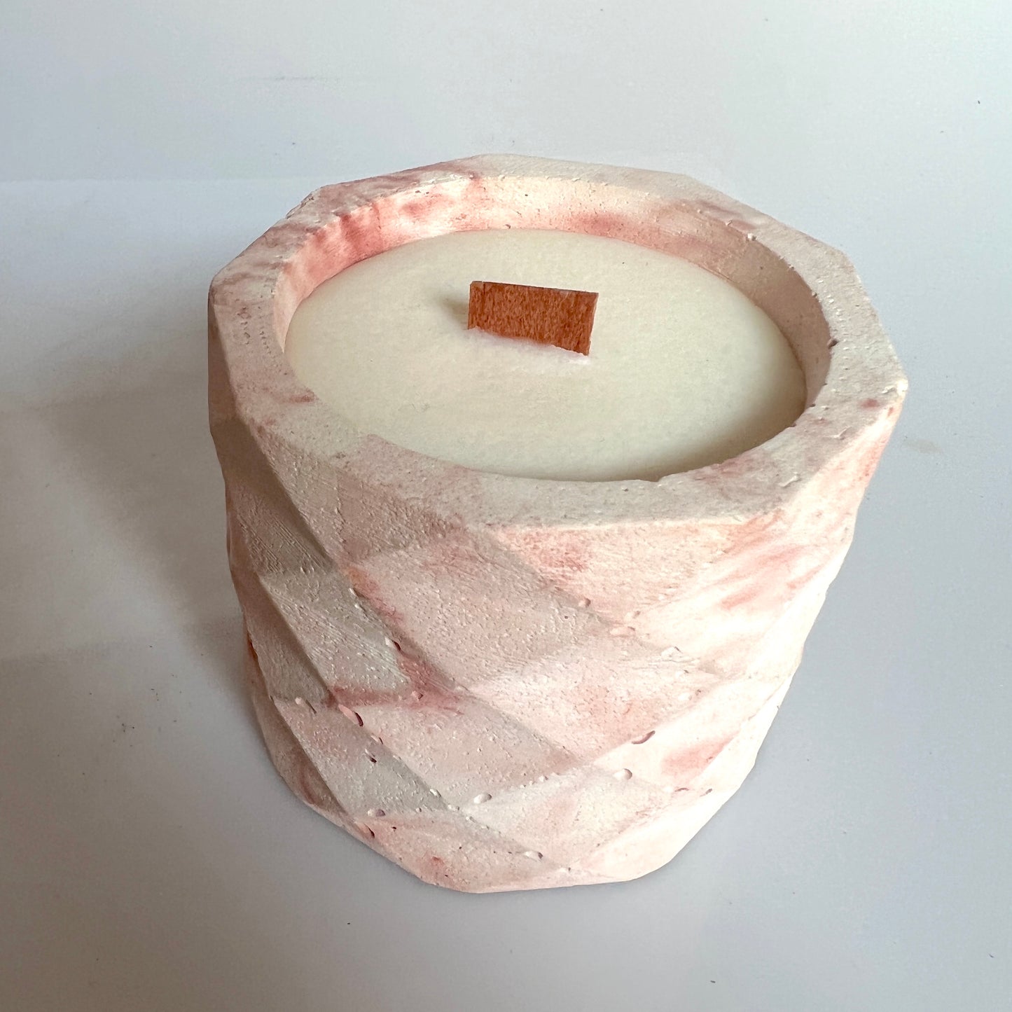 candela Penelope in cemento e cera di soia profumata con oli essenziali naturali colore marmorizzato rosa 
