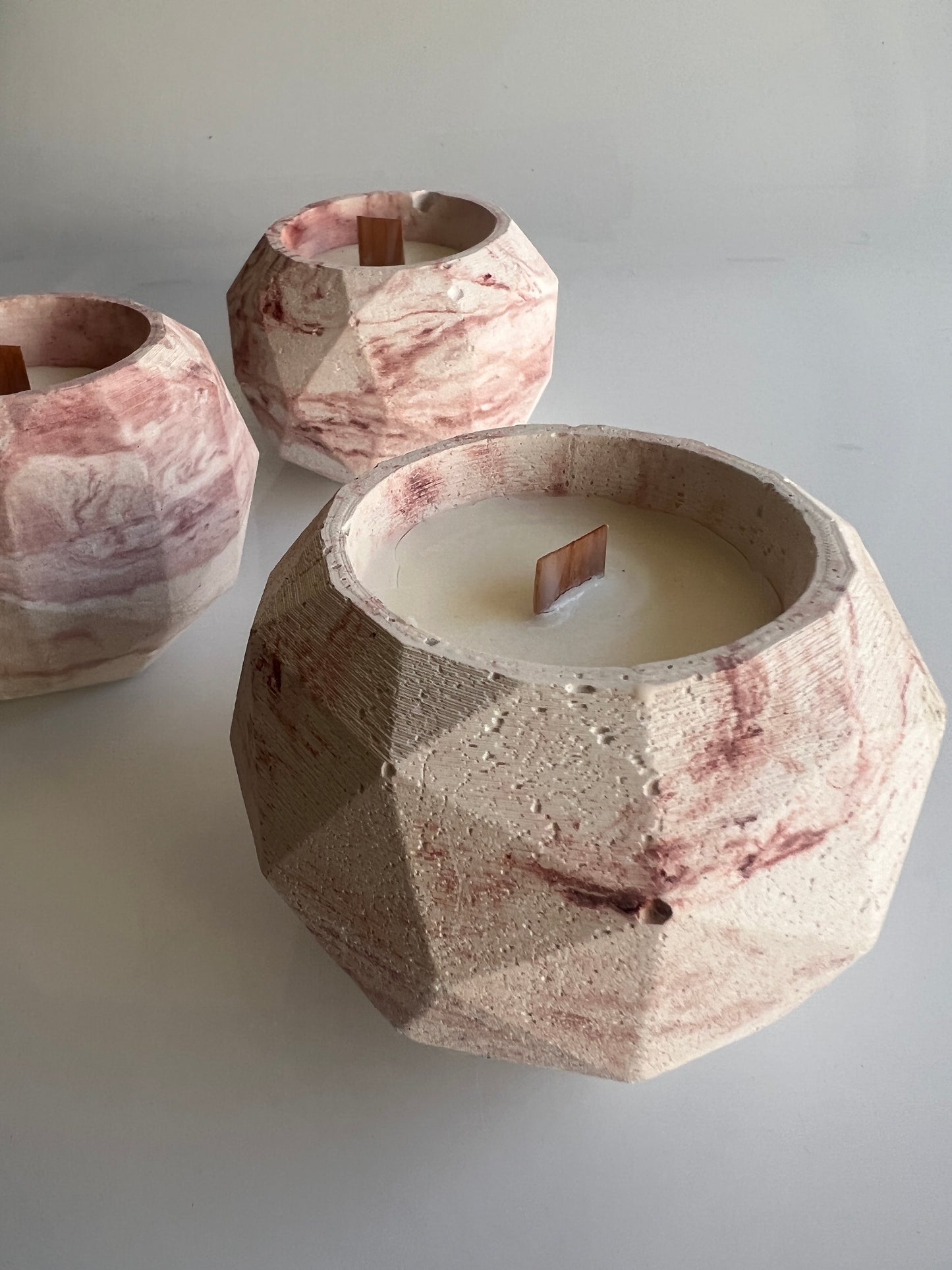 candela Penelope in cemento e cera di soia profumata con oli essenziali naturali colore marmorizzato rosa 