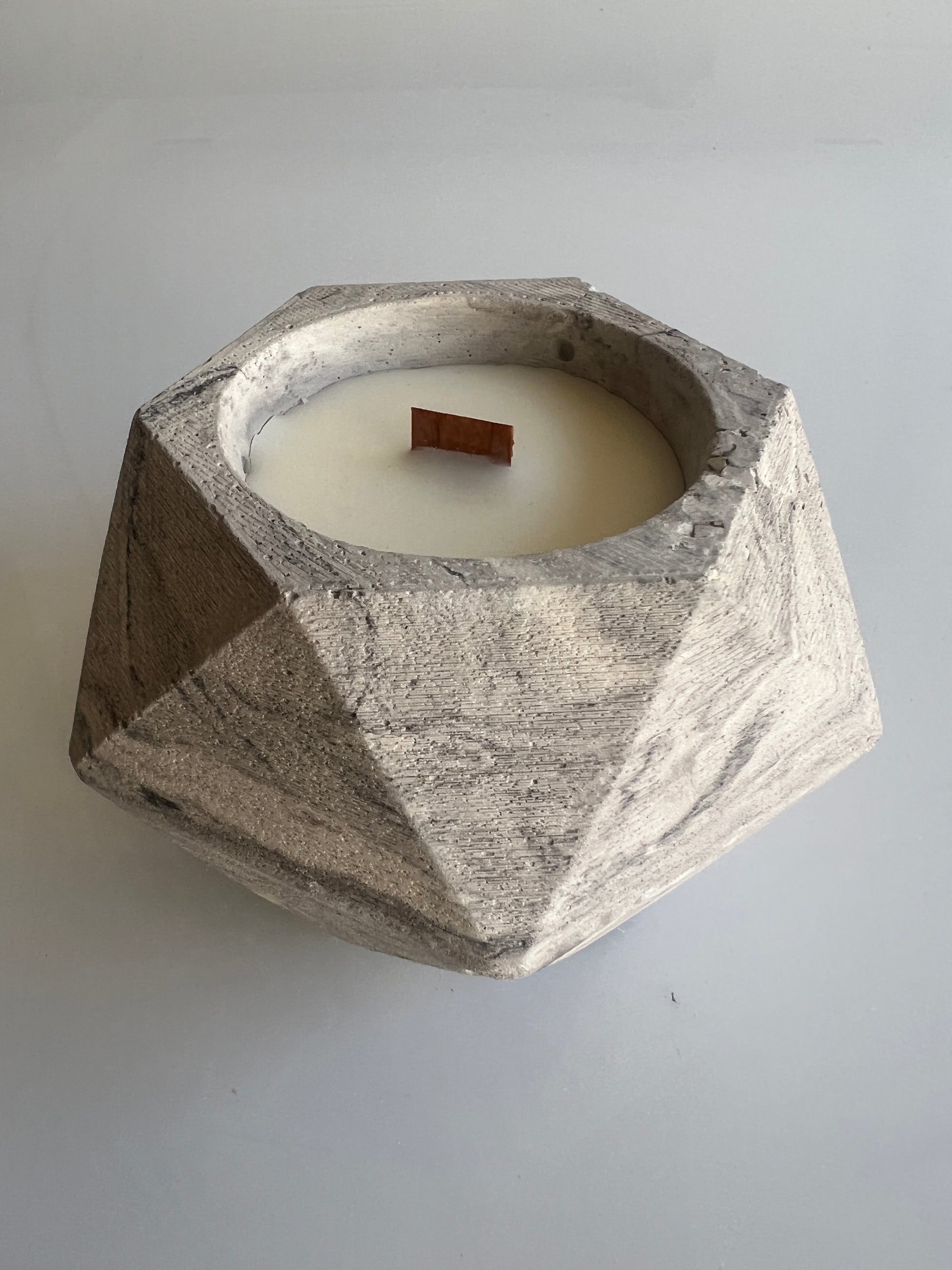 candela in cemento e cera di soia profumata con oli essenziali naturali colore grigio e marmorizzato nero