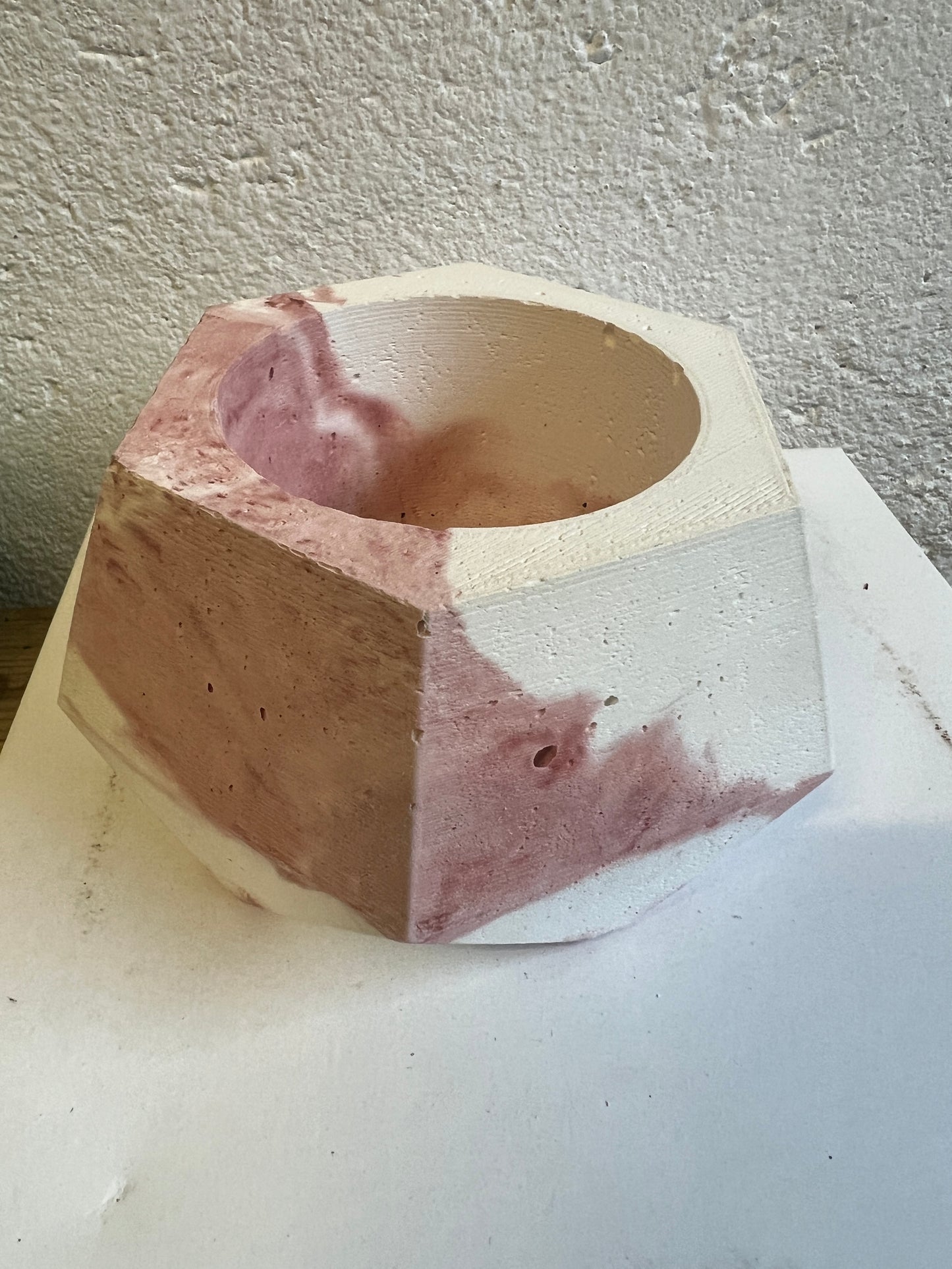 Vaso in cemento serie Erminia bianco e rosa
