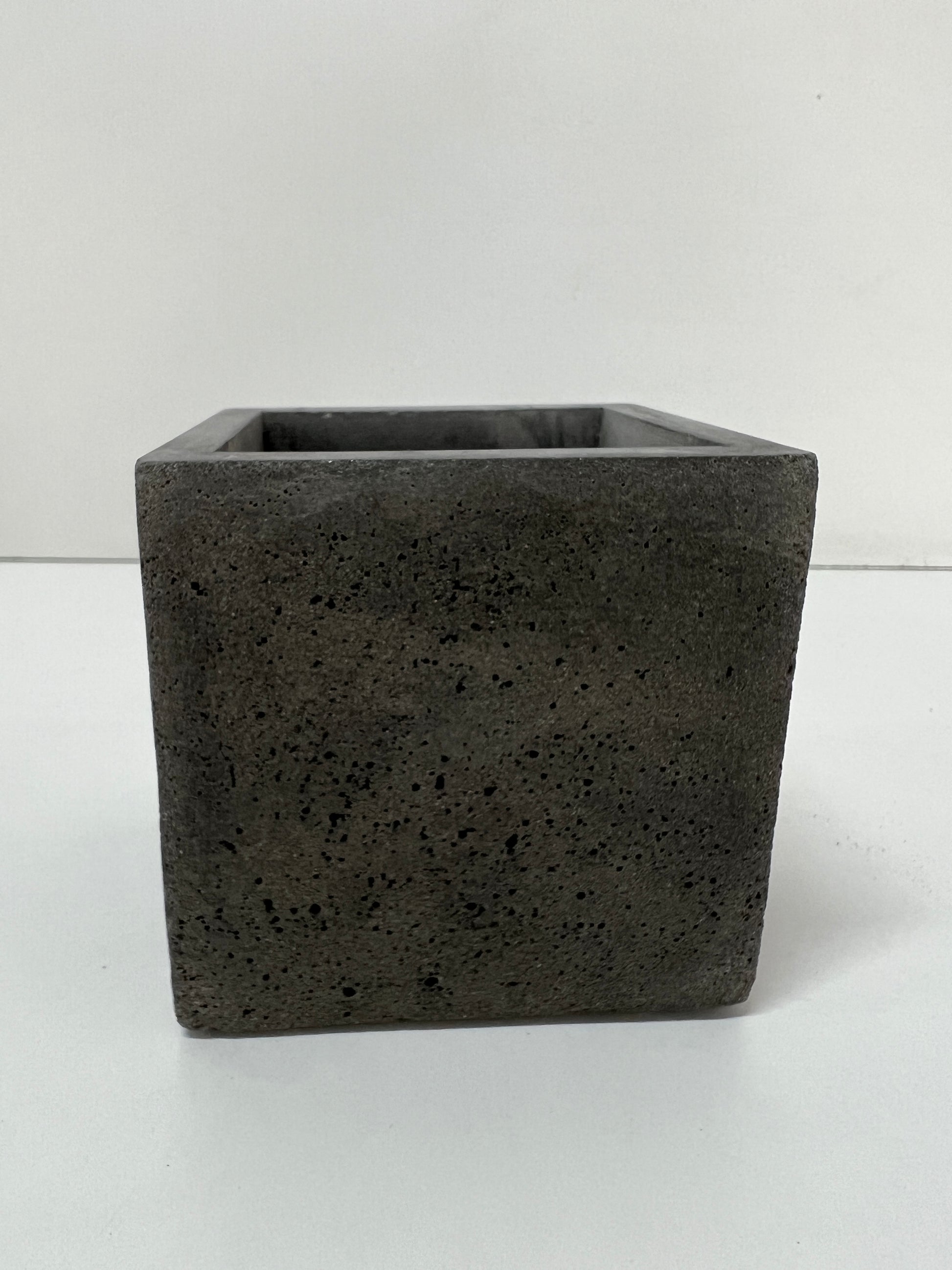 Vaso in cemento serie Carlotta Vaso in cemento serie Carlotta grezzo grigio scuro