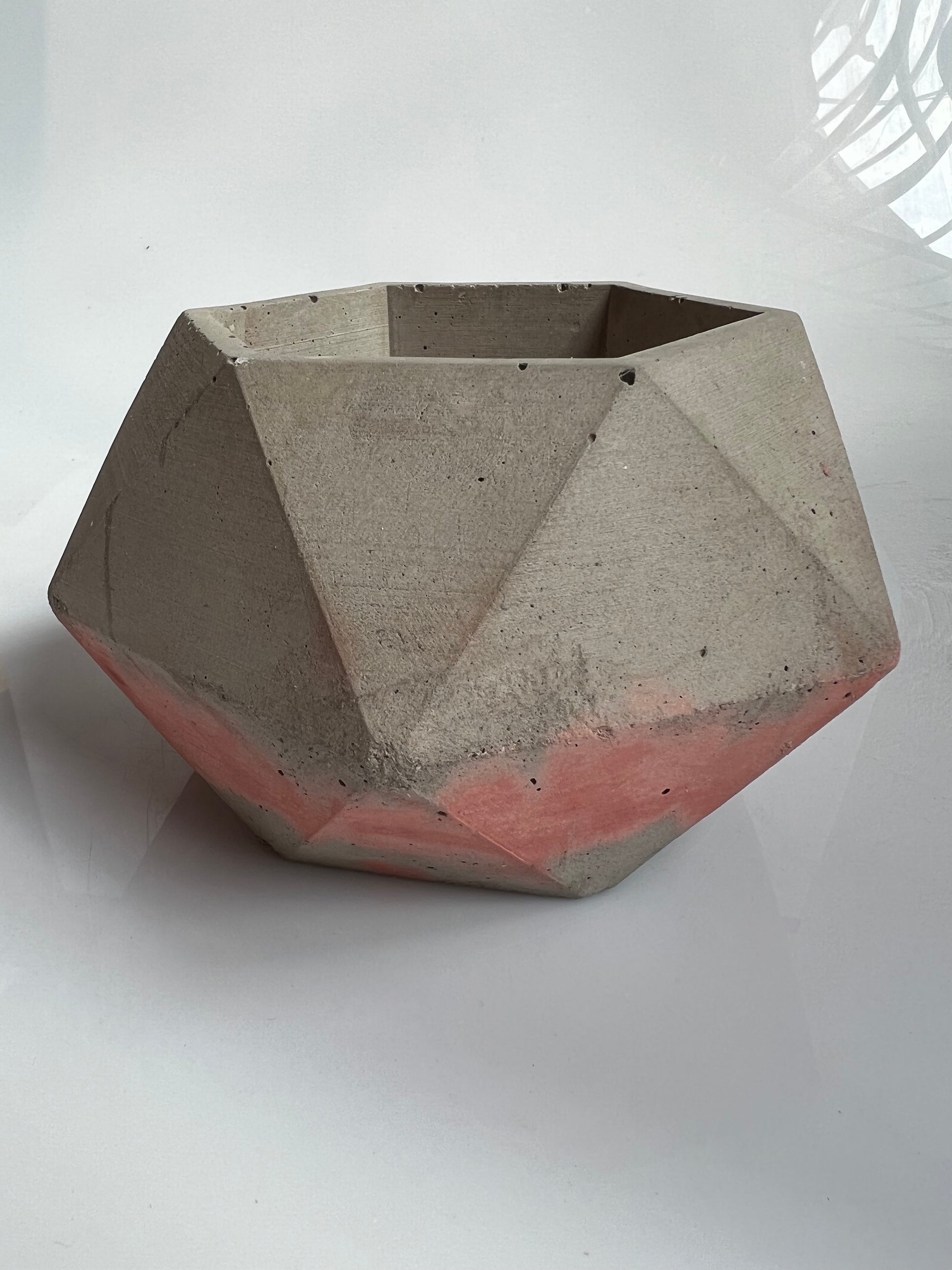 Vaso in cemento serie Giunone grigio e  rosa 