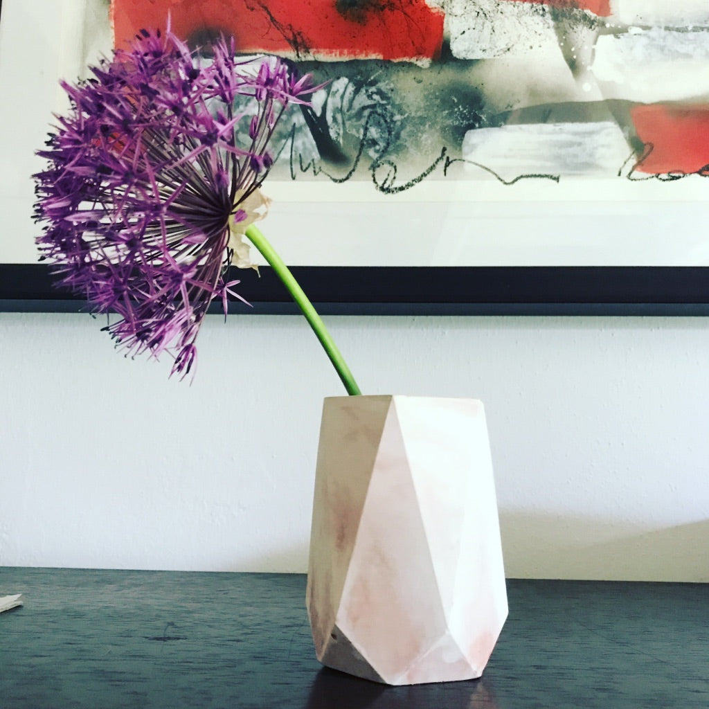 Vaso in cemento serie Olivia bianco e rosa