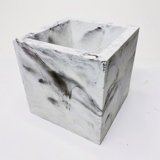 Vaso in cemento serie Carlotta bianco marmorizzato