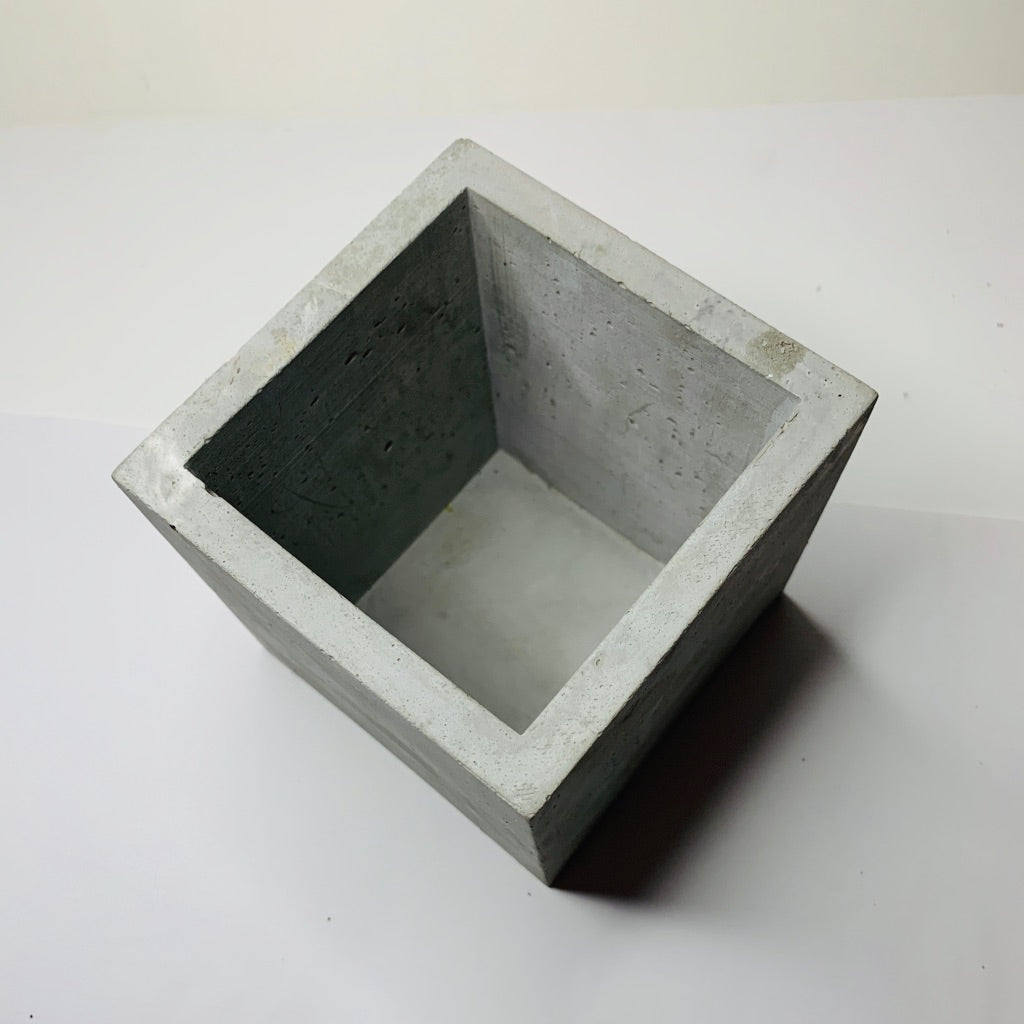 Vaso in cemento serie Carlotta grigio