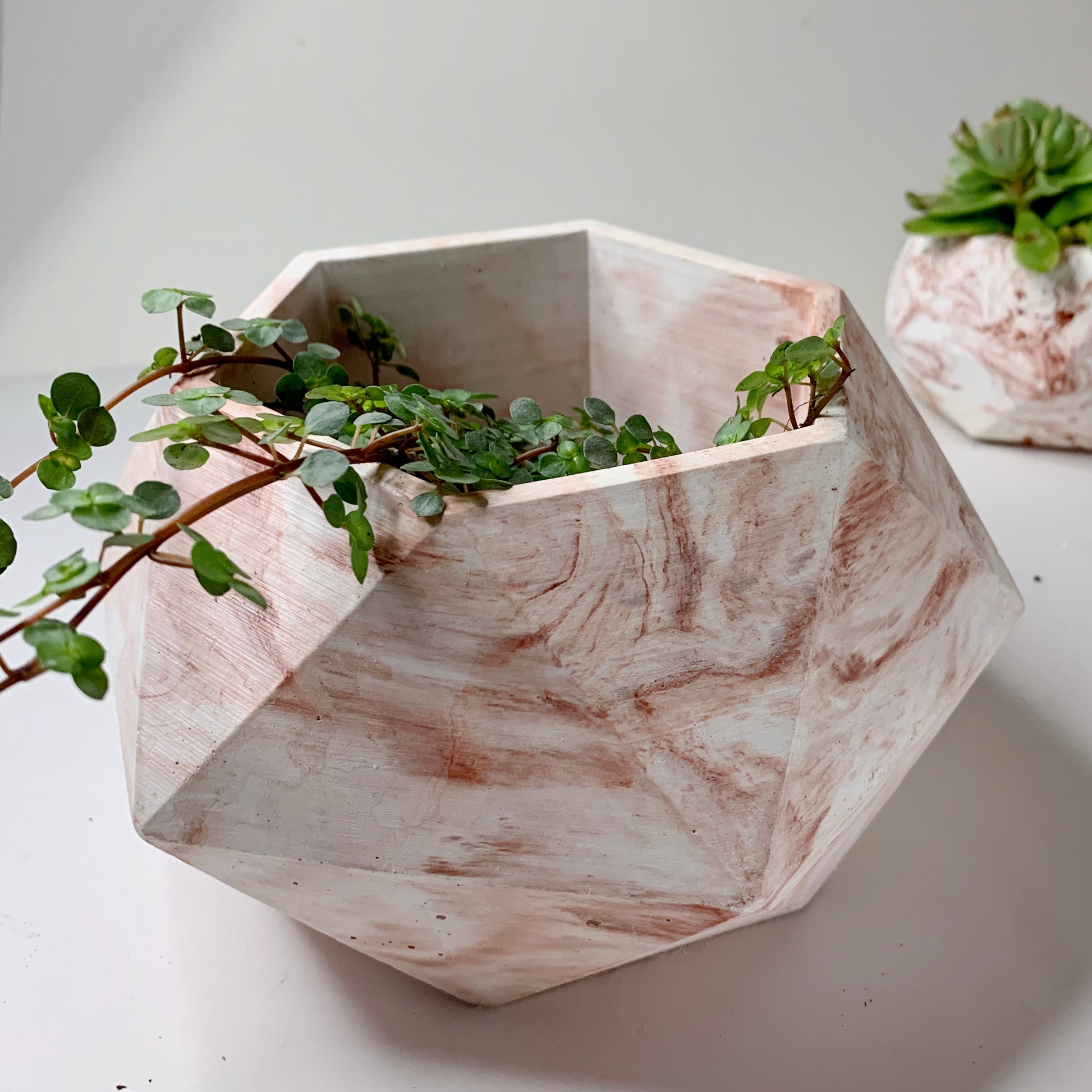 Vaso in cemento serie Giunone marmorizzato rosa 
