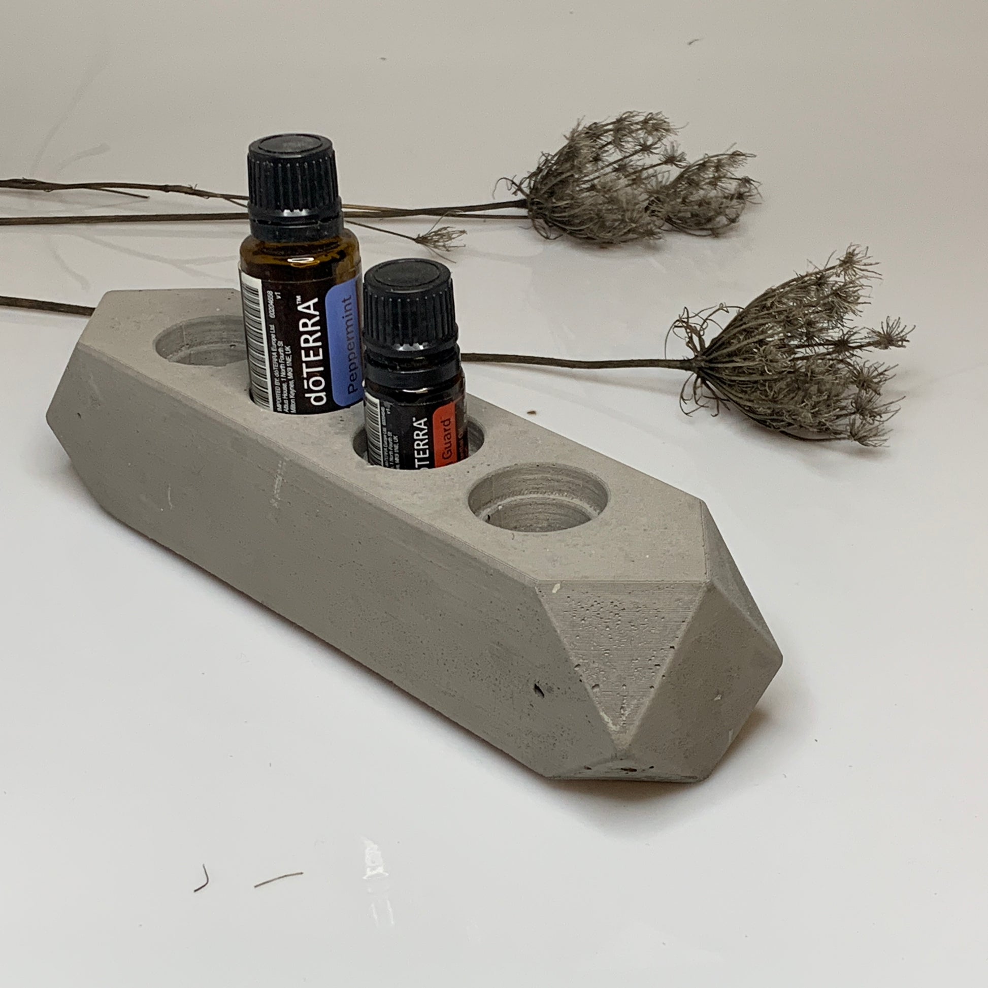 porta oli essenziali in cemento grigio