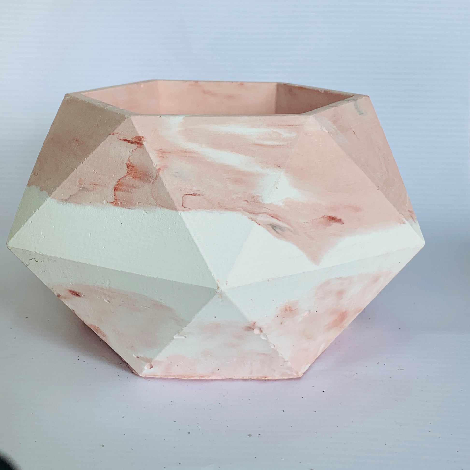 Vaso in cemento serie Giunone bianco e  rosa 