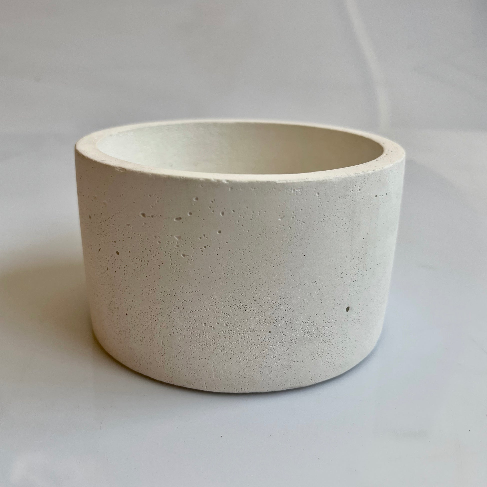 vaso in cemento Giuditta bianco
