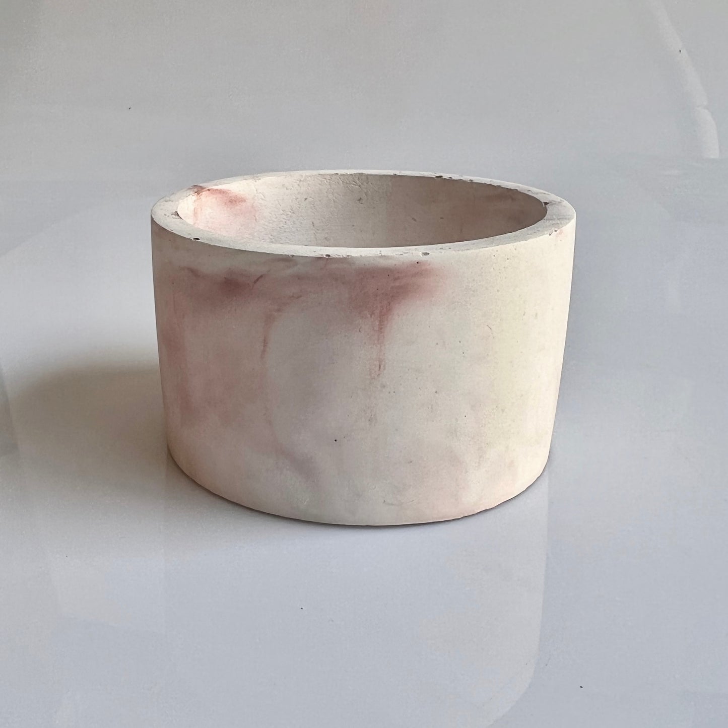vaso in cemento Giuditta bianco e rosa