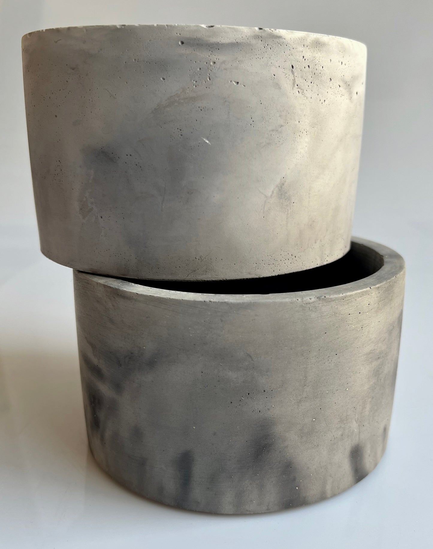 vaso in cemento Giuditta macchiato grigio