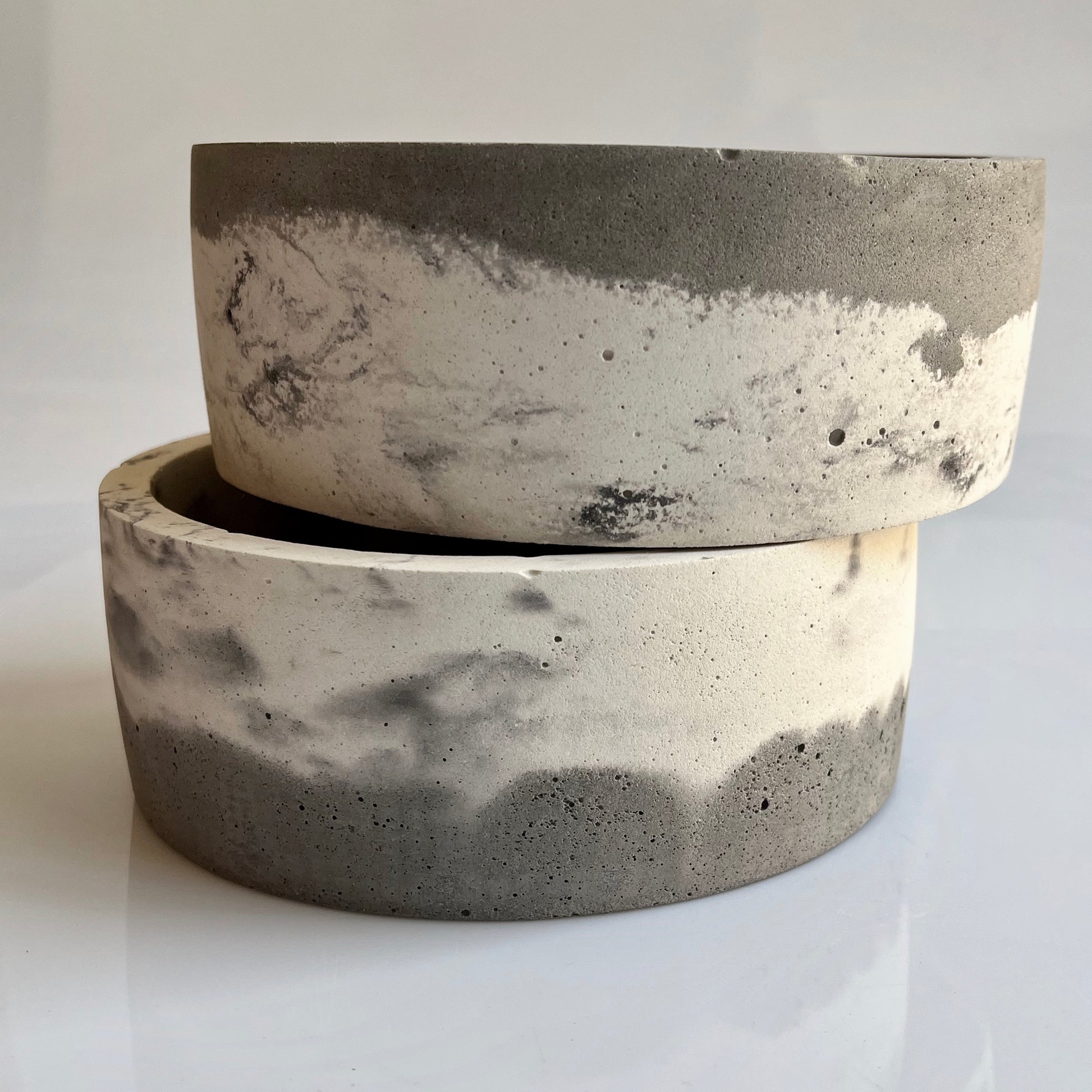 bowl in cemento grigio e marmorizzato nero
