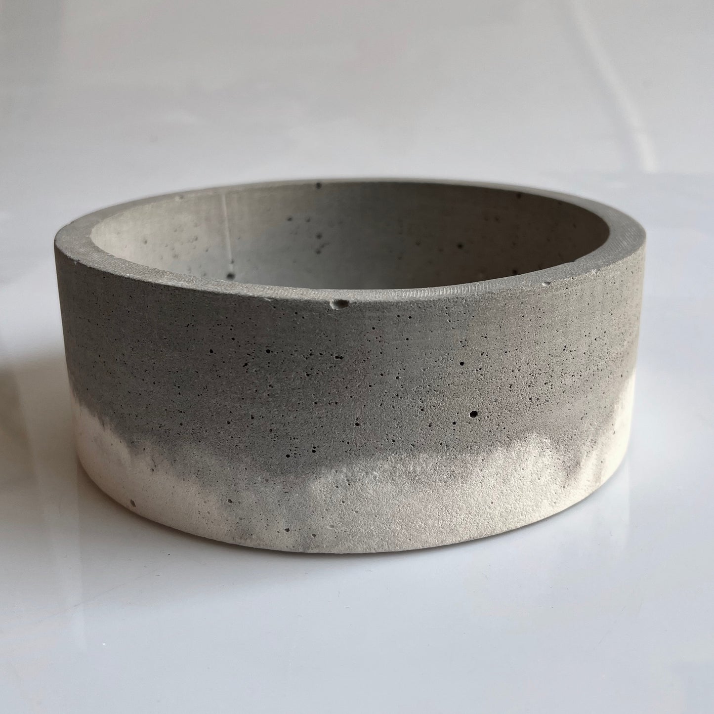 bowl in cemento bianco e grigio