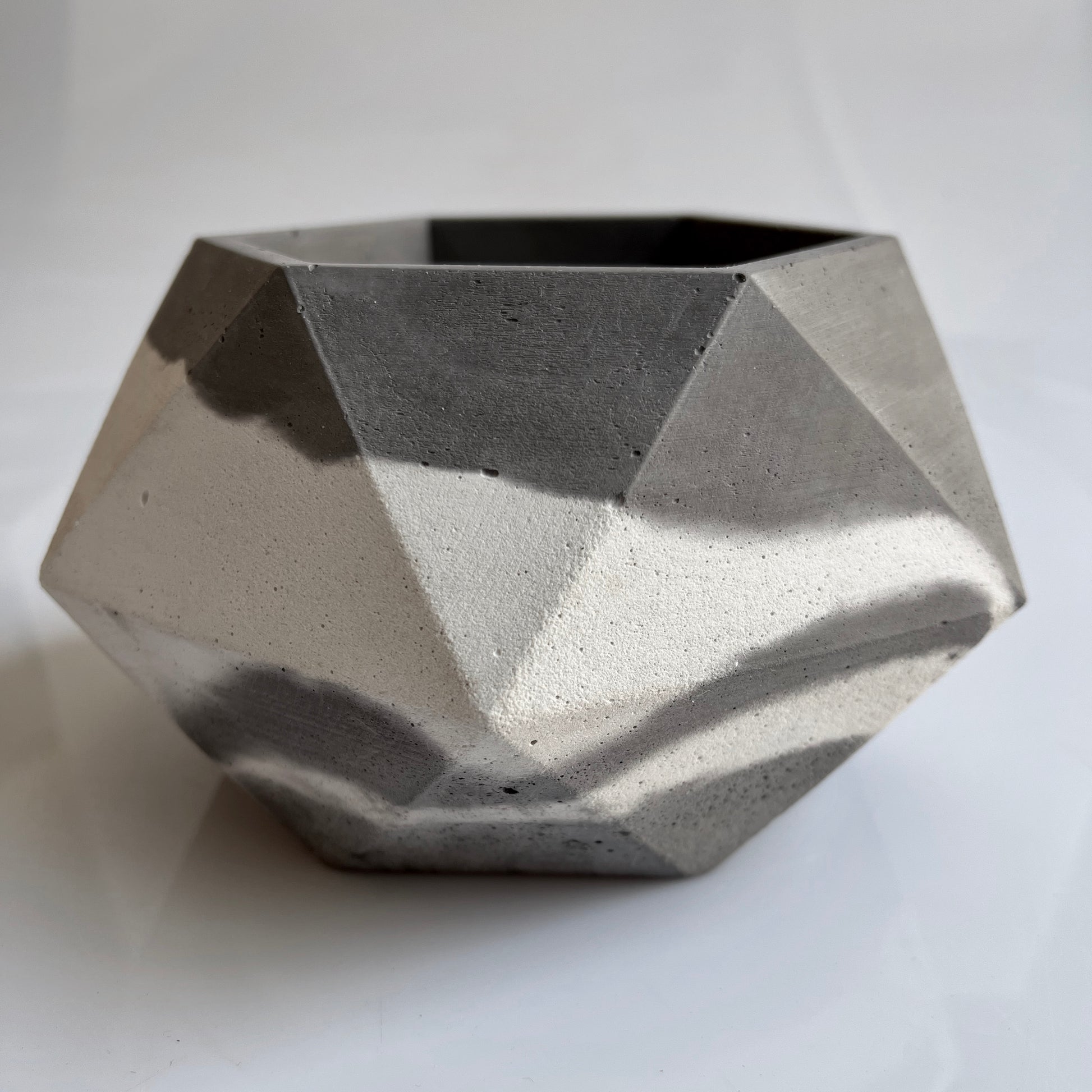 Vaso in cemento serie Giunone bianco e grigio