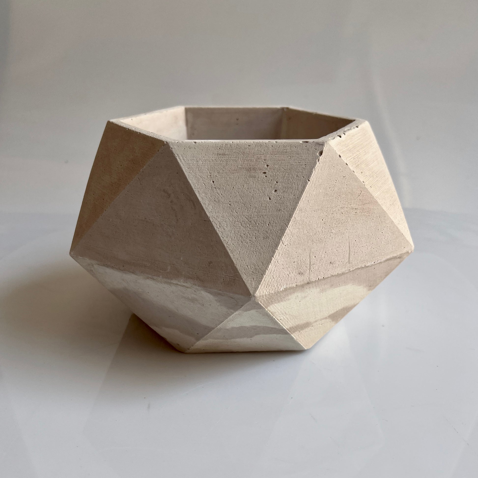 Vaso in cemento serie Giunone bianco e rosa antico