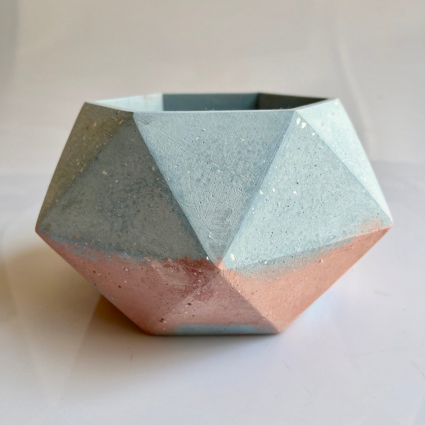 Vaso in cemento serie Giunone azzurro e  rosa 
