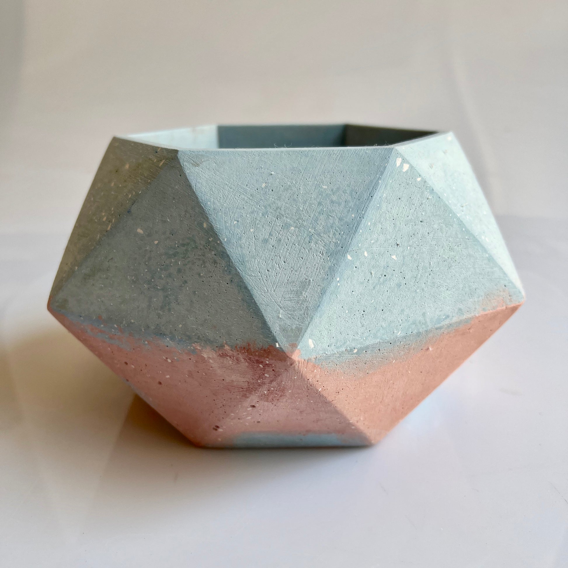 Vaso in cemento serie Giunone azzurro e  rosa 