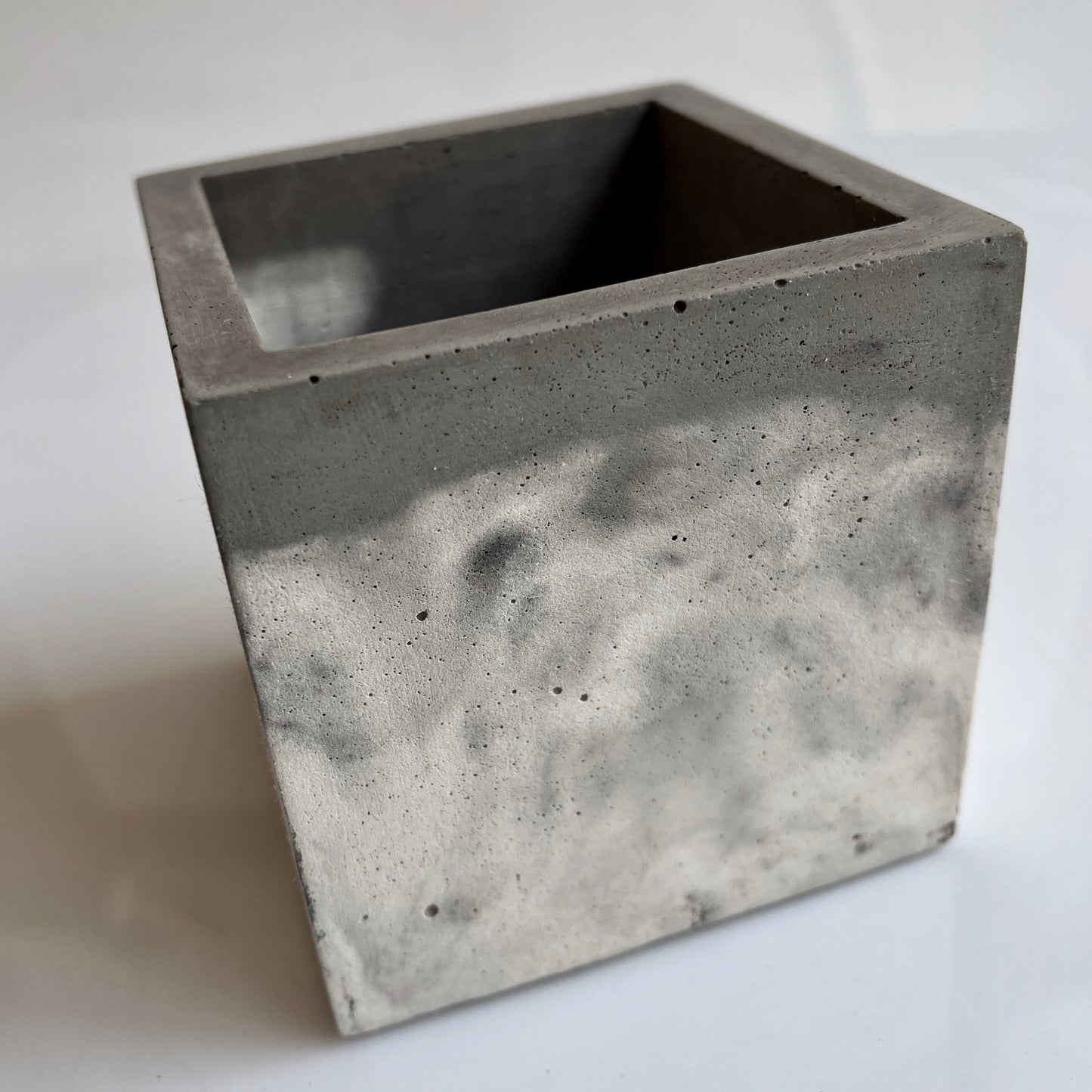 Vaso in cemento serie Carlotta bianco marmorizzato e grigio